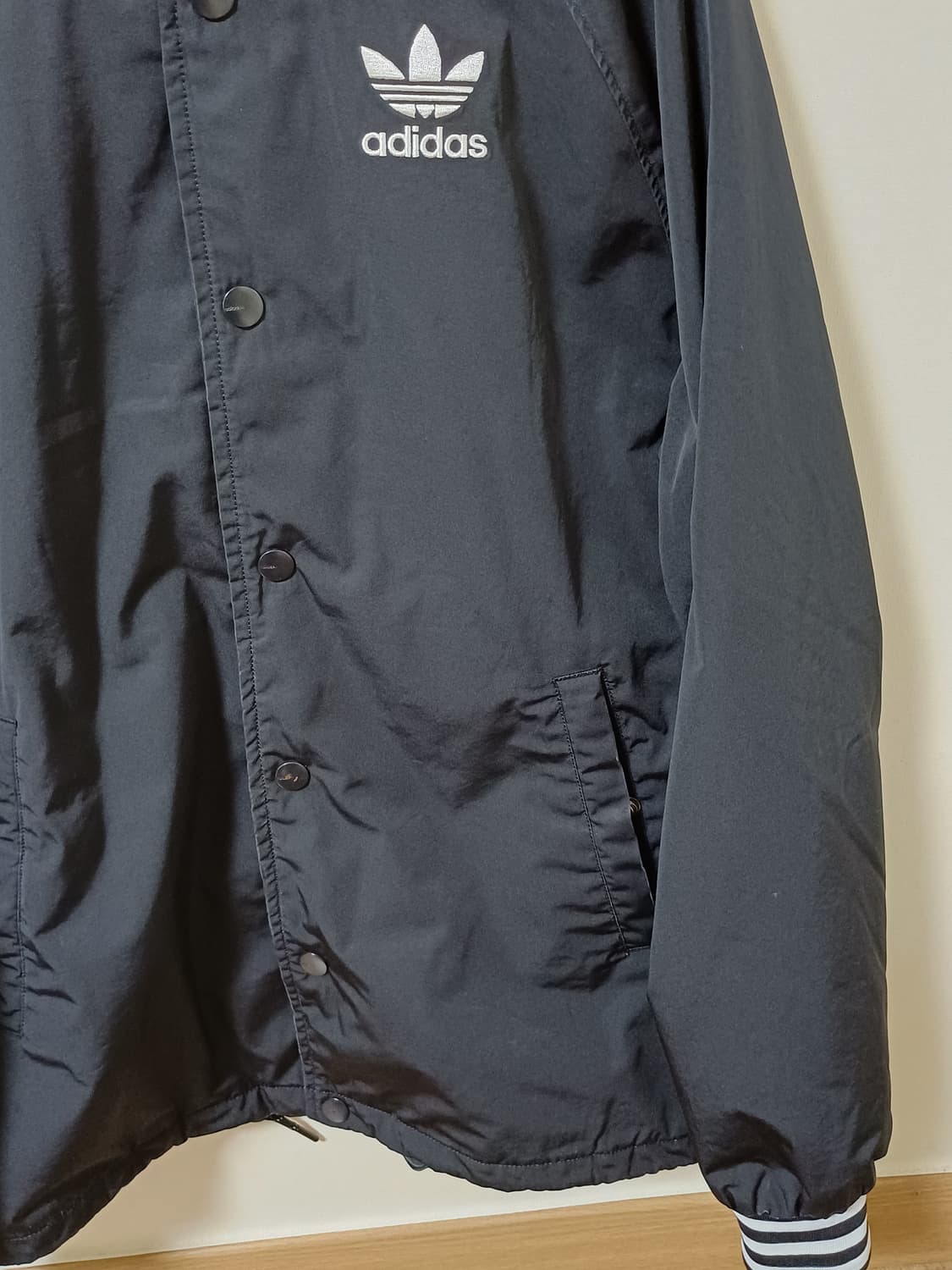 아디다스 엠브로이더드 코치 자켓 상품이미지5