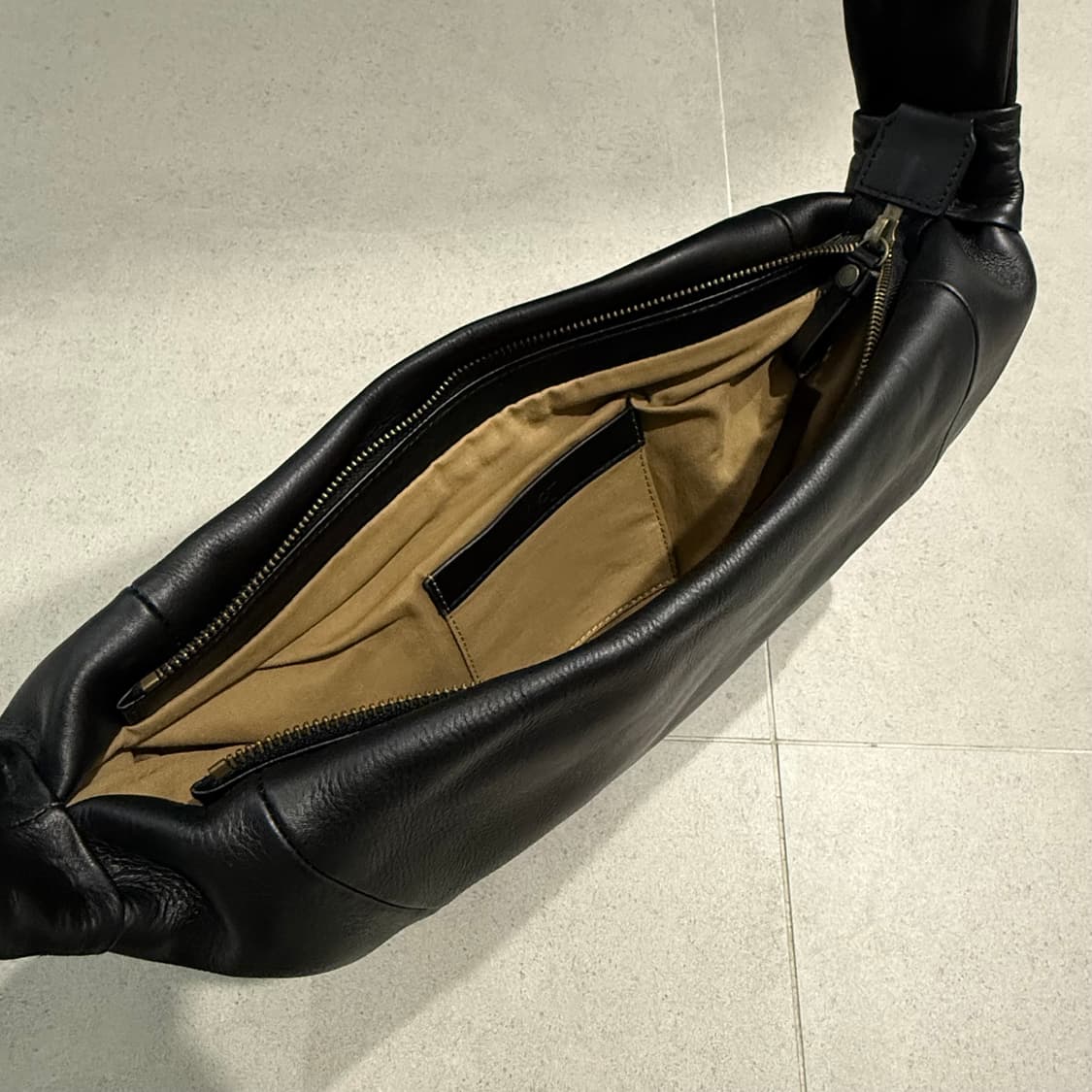 Yurt 유르트 boot 부트 크로스백 블랙 상품이미지6