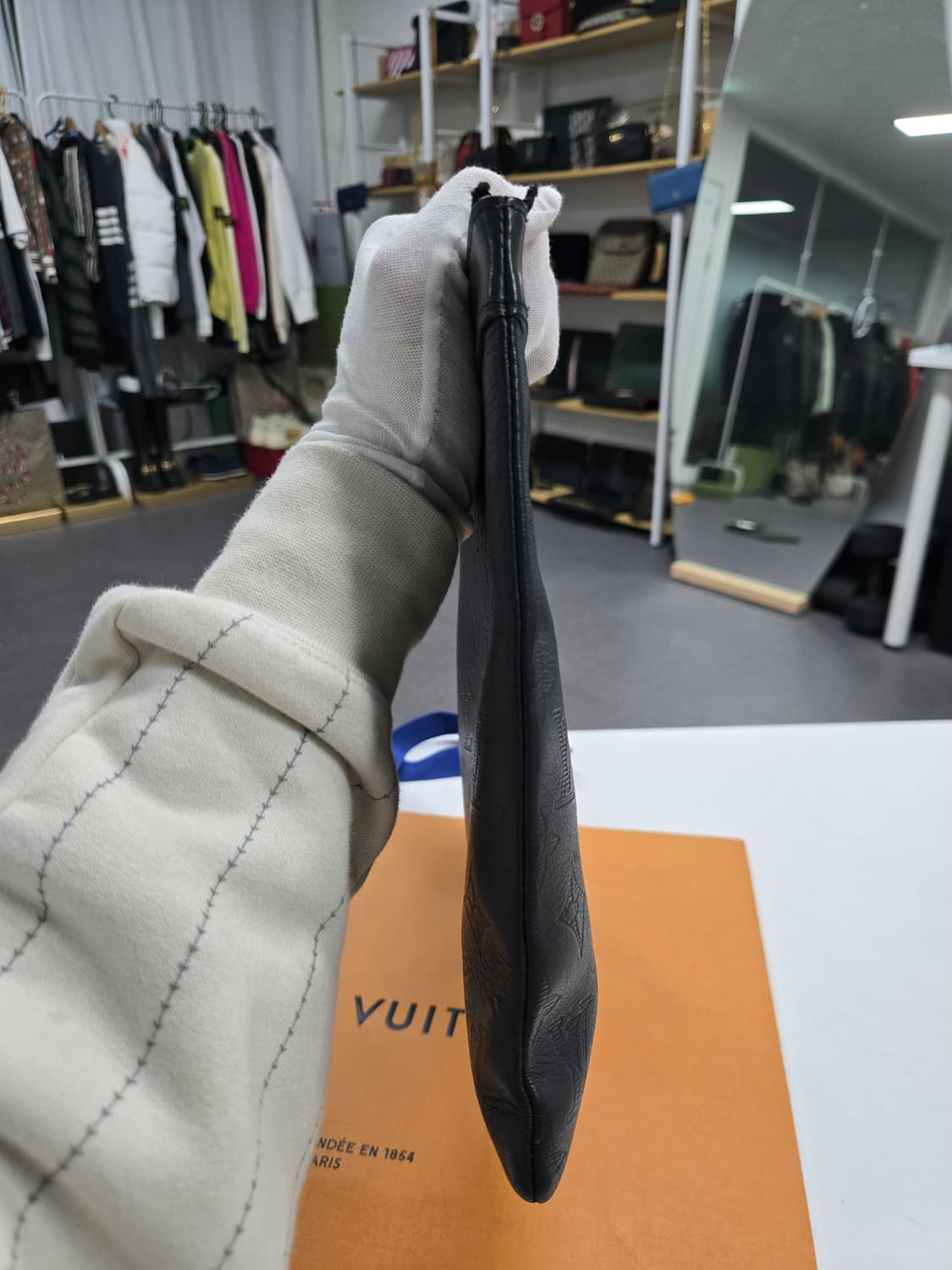 [50%할인] 루이비통 포쉐트 쉐도우 클러치백 상품이미지3