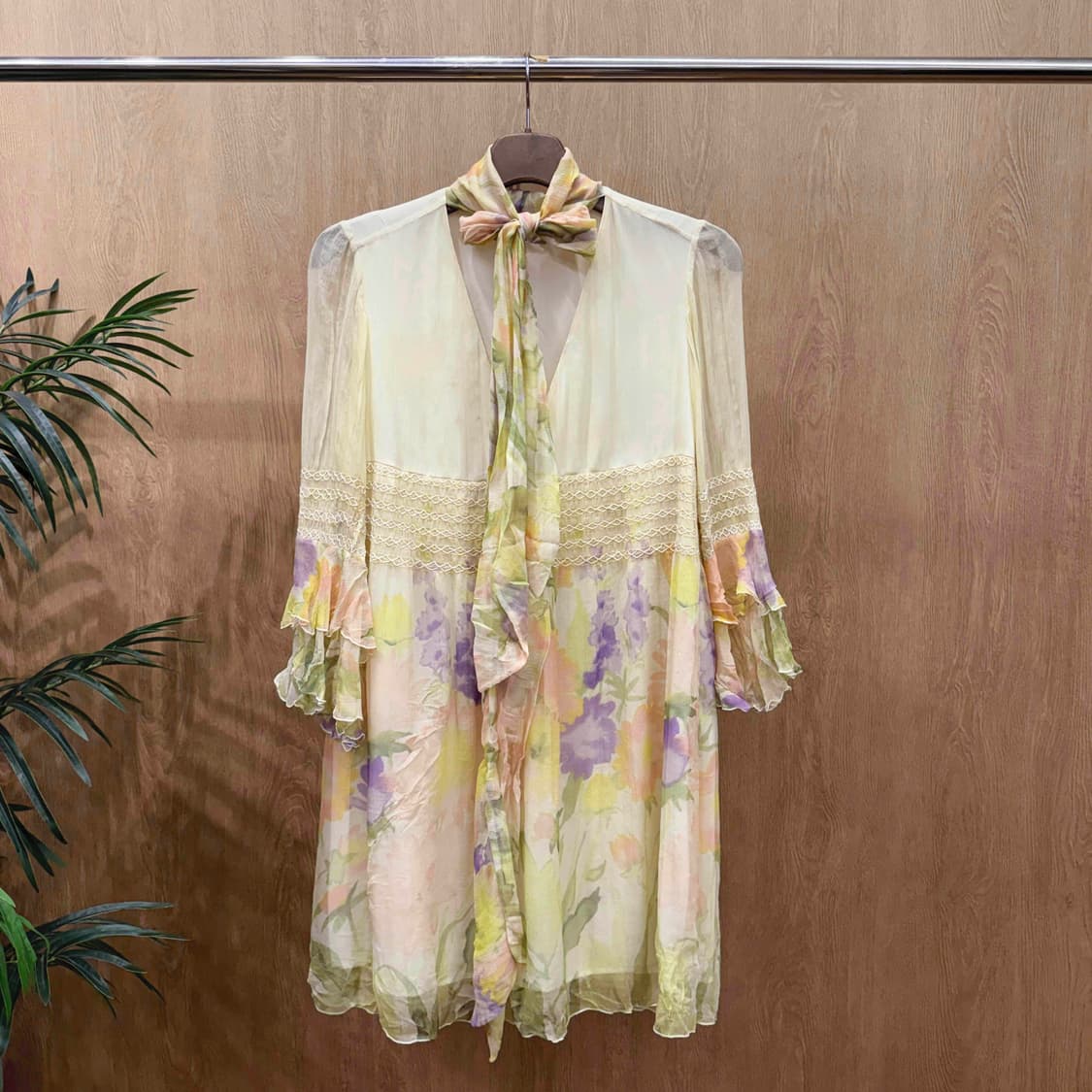 레드 발렌티노 플라워 타이 원피스 레이스 셔링 러플 소매 멀티컬러 상품이미지1