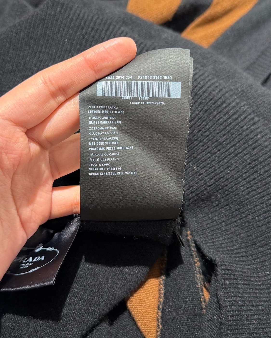 프라다 블랙 14fw 배색 딥 브이넥 니트 상품이미지9