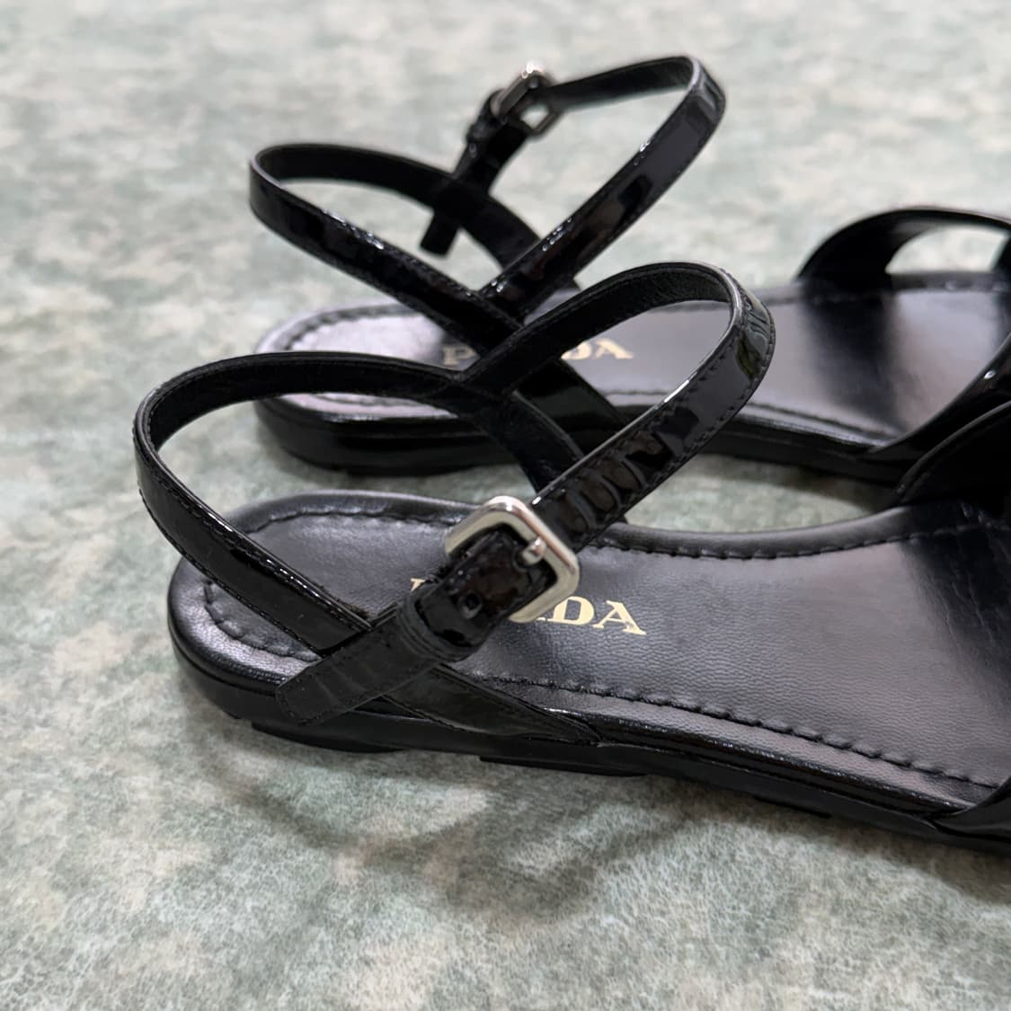 [240mm] PRADA 프라다 에나멜 샌들 상품이미지6