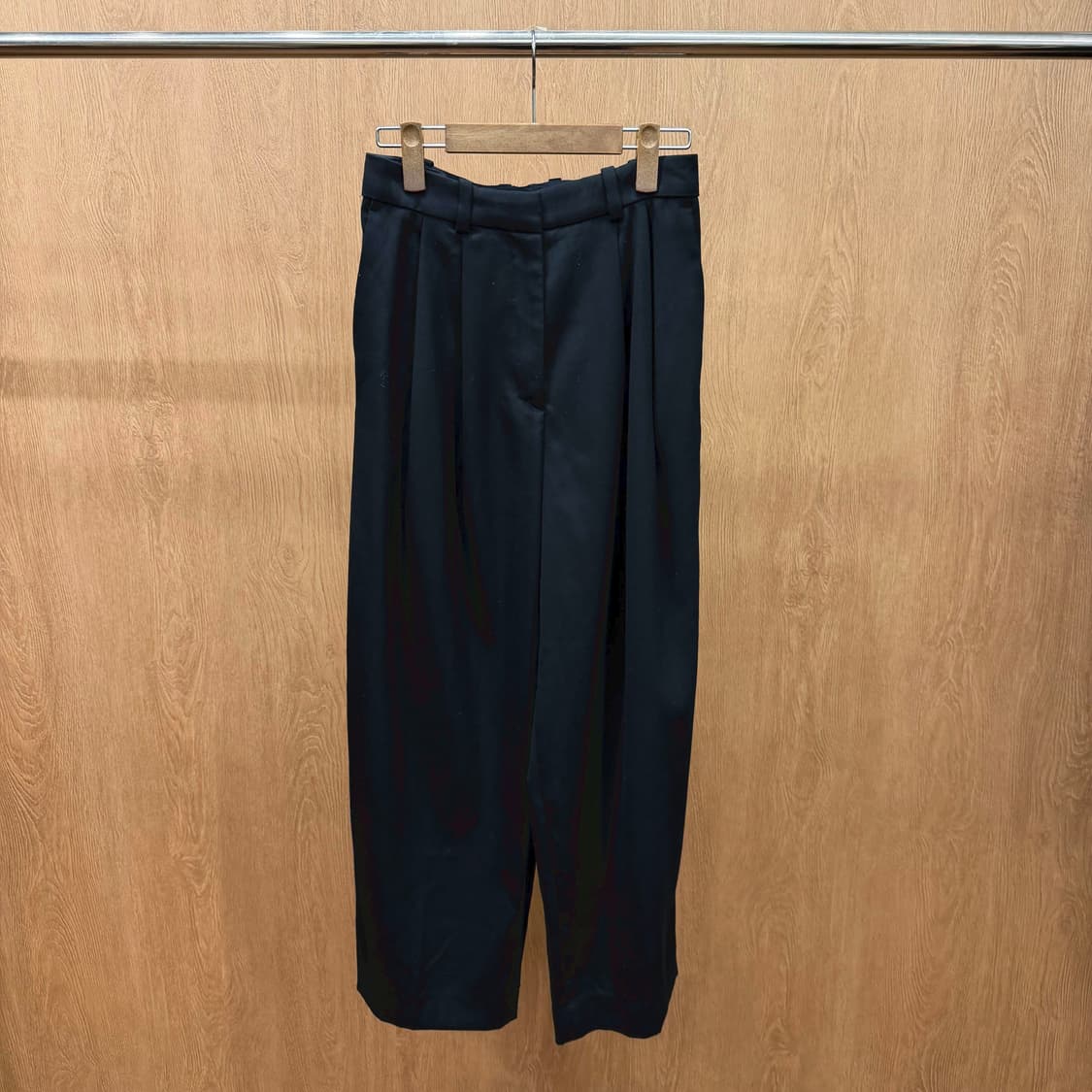 코스 테이퍼드 슬랙스 사이드 후면 히든 포켓 허리 벨트 루프 디테일 블랙 상품이미지2