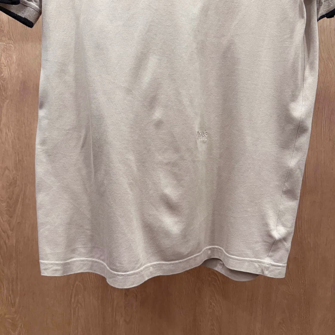 베르사체 클래식 V2 반팔 피케티 골드 버튼 디테일 배색 베이지 상품이미지5