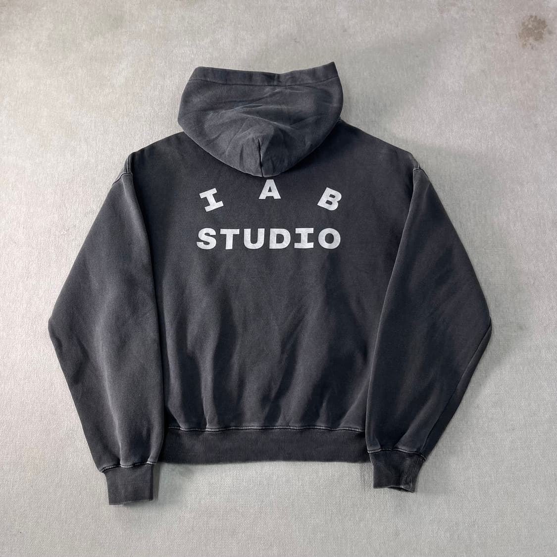 100 아이앱 스튜디오 블랙 피그먼트 후드티 상품이미지1