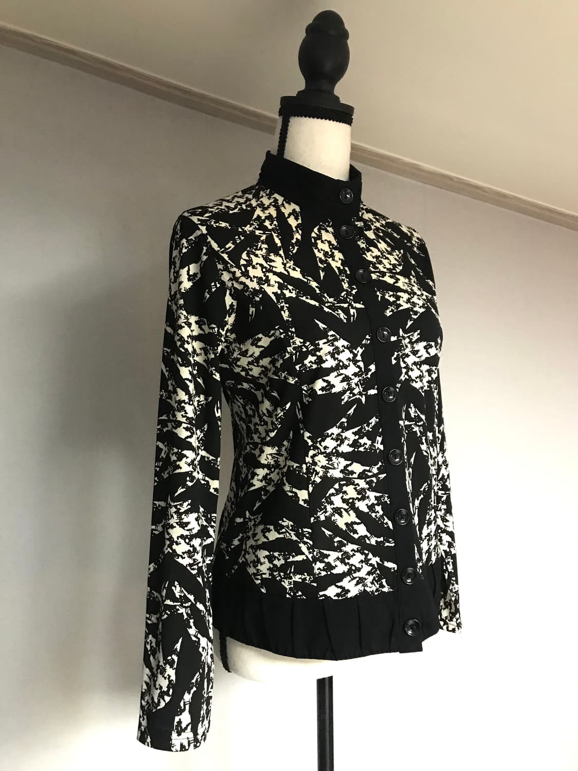 Gothic Pattern High-neck Cardigan 상품이미지1