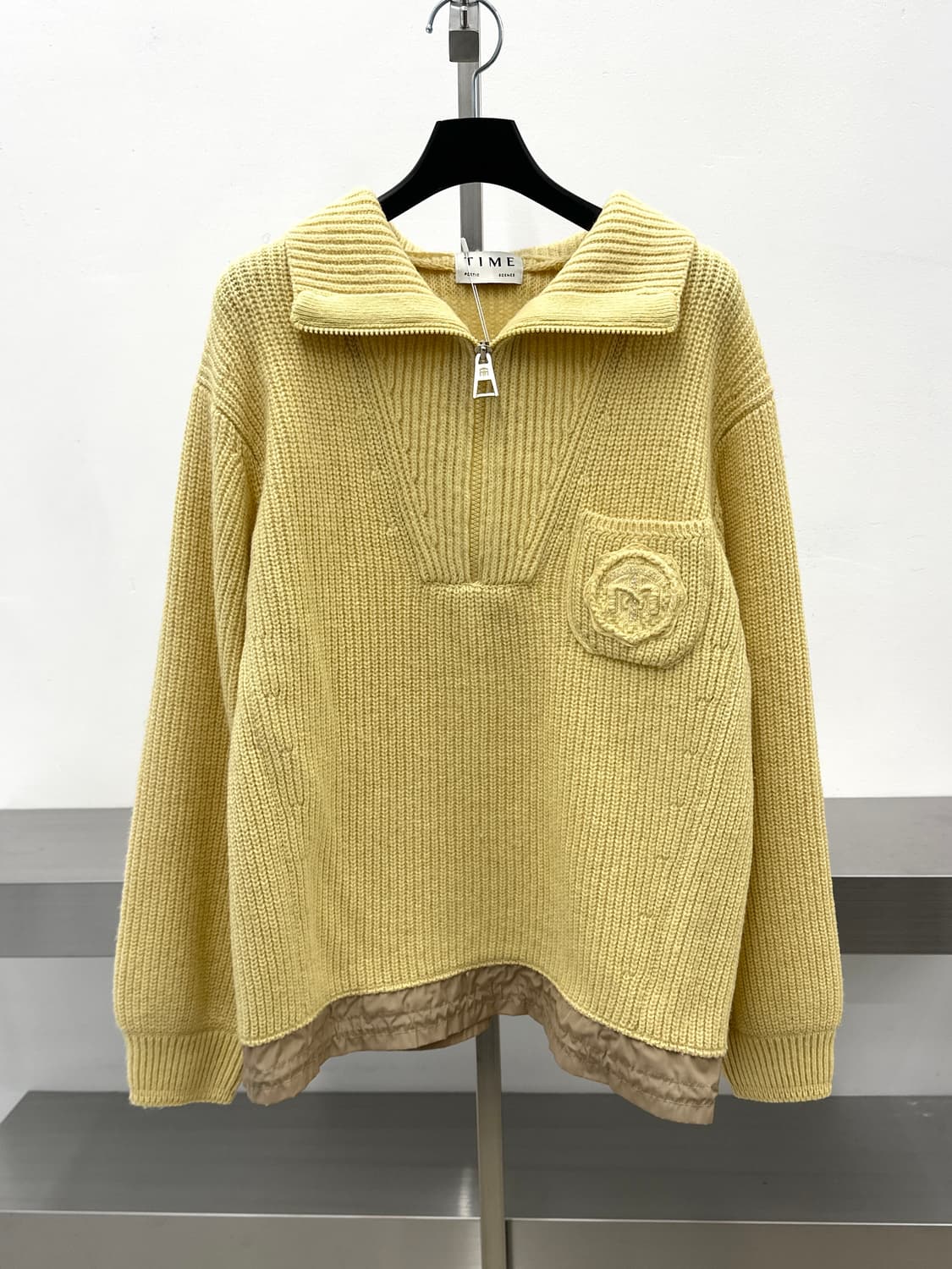 타임 울 캐시미어 로고 자수 하프집업 니트  상품이미지1