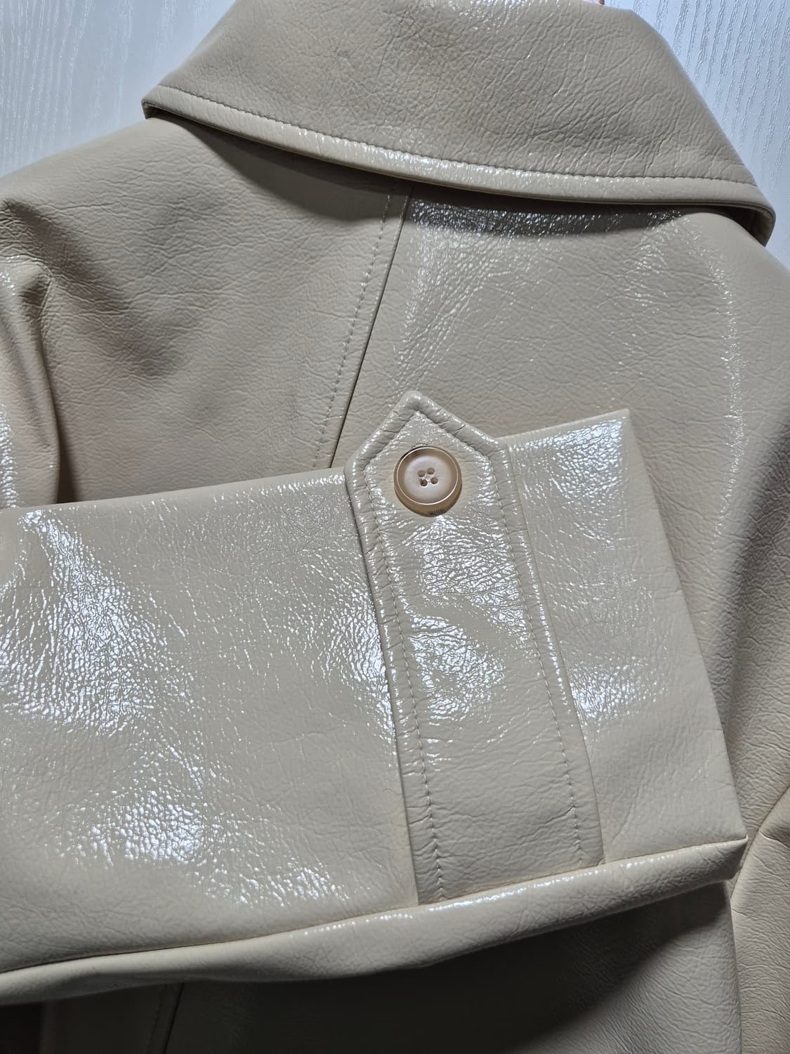 (새상품)아이보리 크롭 광택 레더자켓 상품이미지7