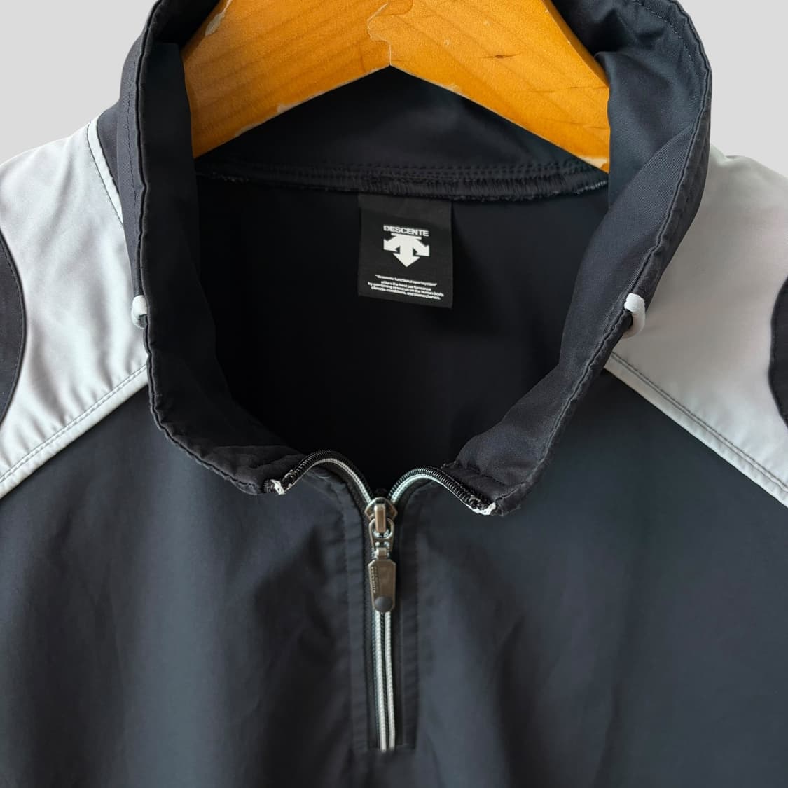 (L)데상트 하프집업 반팔 웜업 트레이닝 상의 상품이미지3