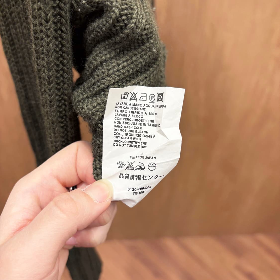 막스앤코 슬림핏 긴팔 골지 니트 비대칭 넥 플랩 카라 지퍼 디테일 카키 상품이미지9