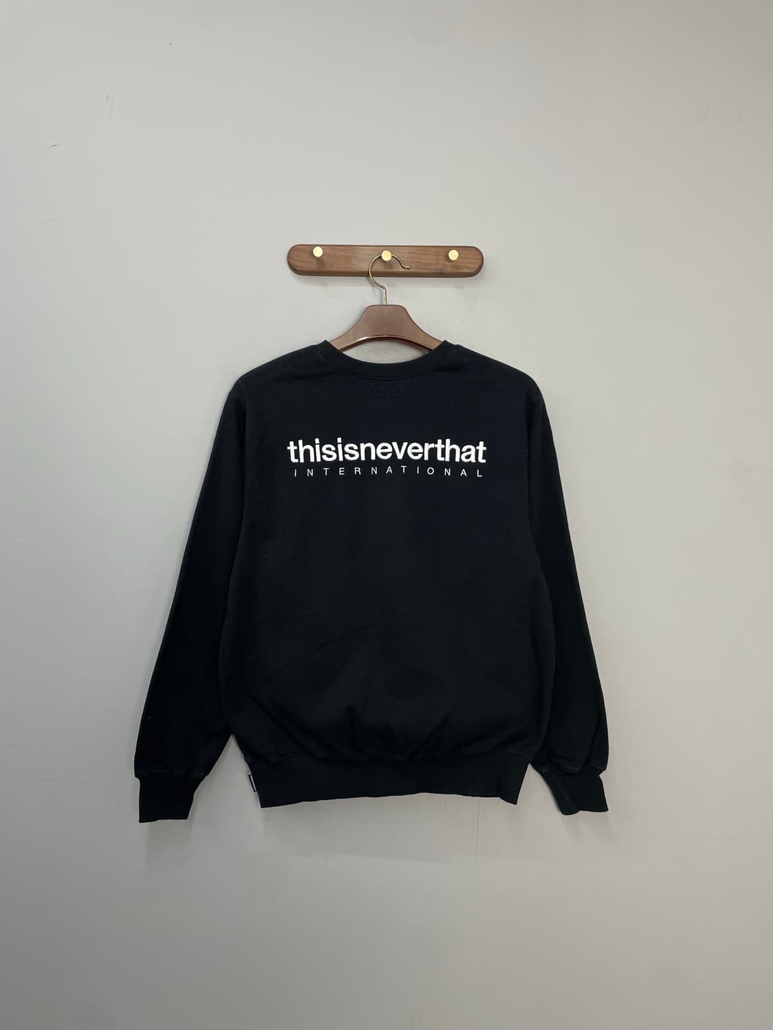 디스이즈네버댓 백로고 블랙 맨투맨 H1921 상품이미지5