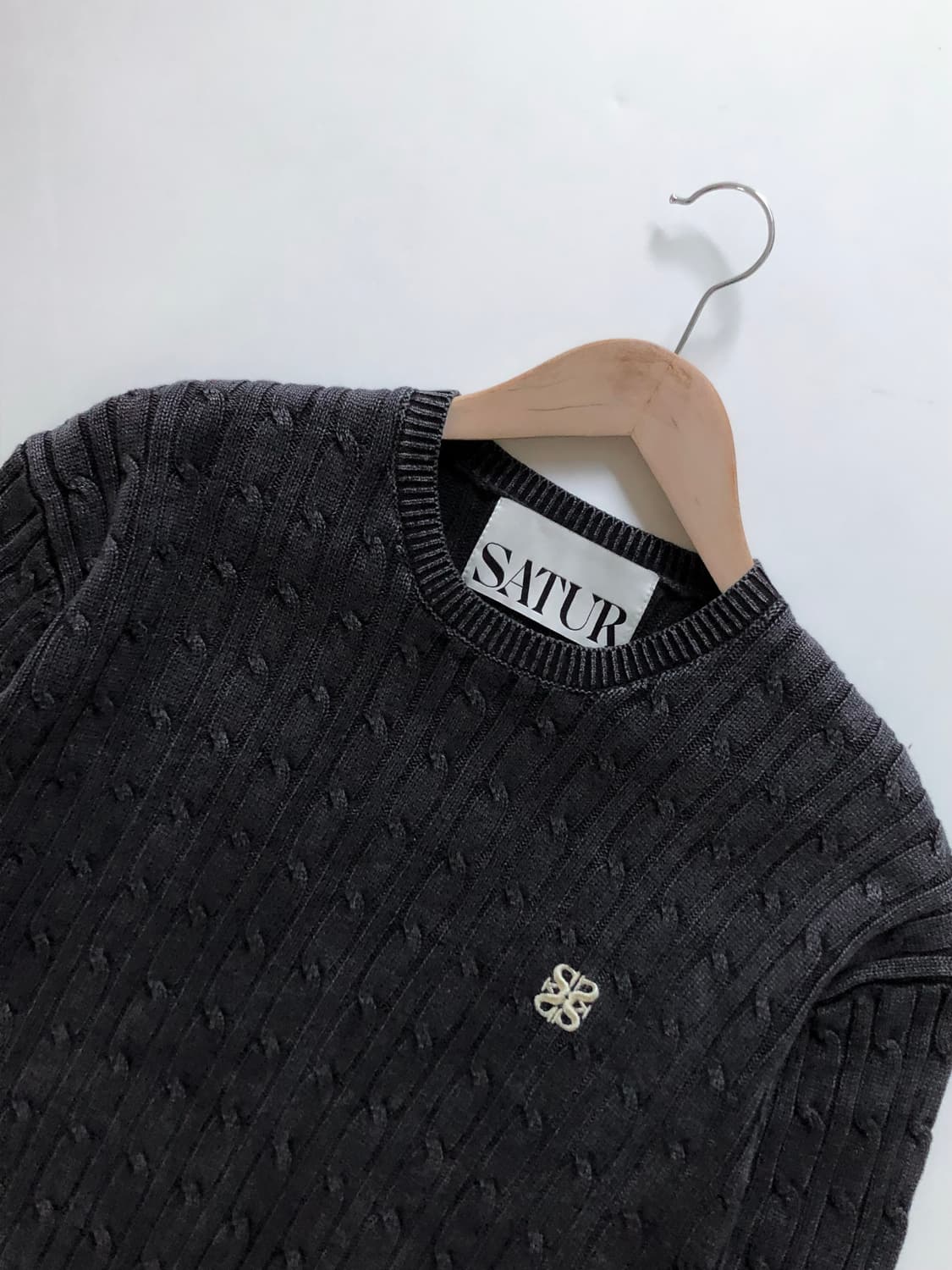 Satur 새터 자수 로고 워싱 차콜 코튼 케이블 니트 상품이미지4