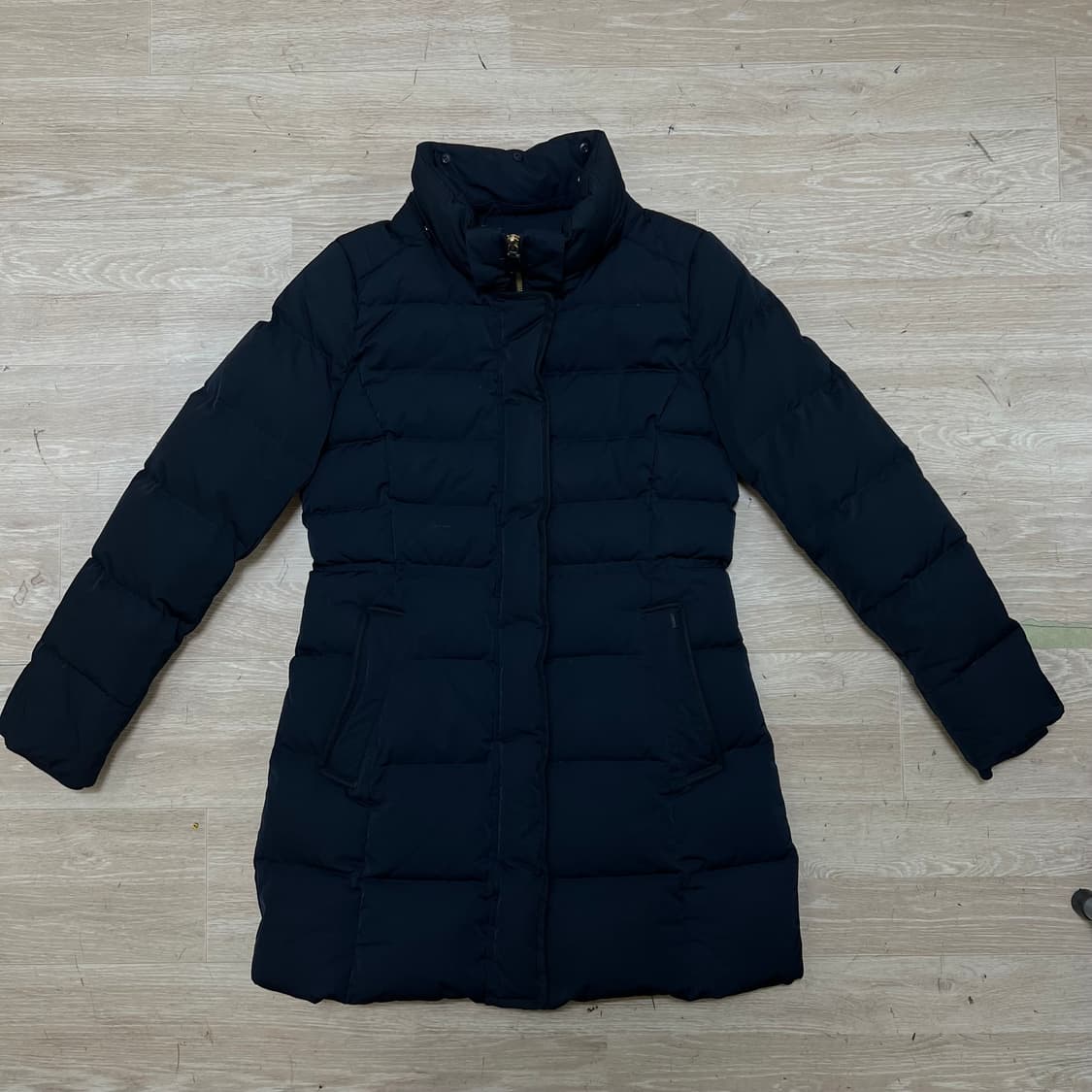 헤지스 여성 스탠드넥 구스다운 세미 롱패딩 점퍼 [블랙] XS/85 상품이미지1