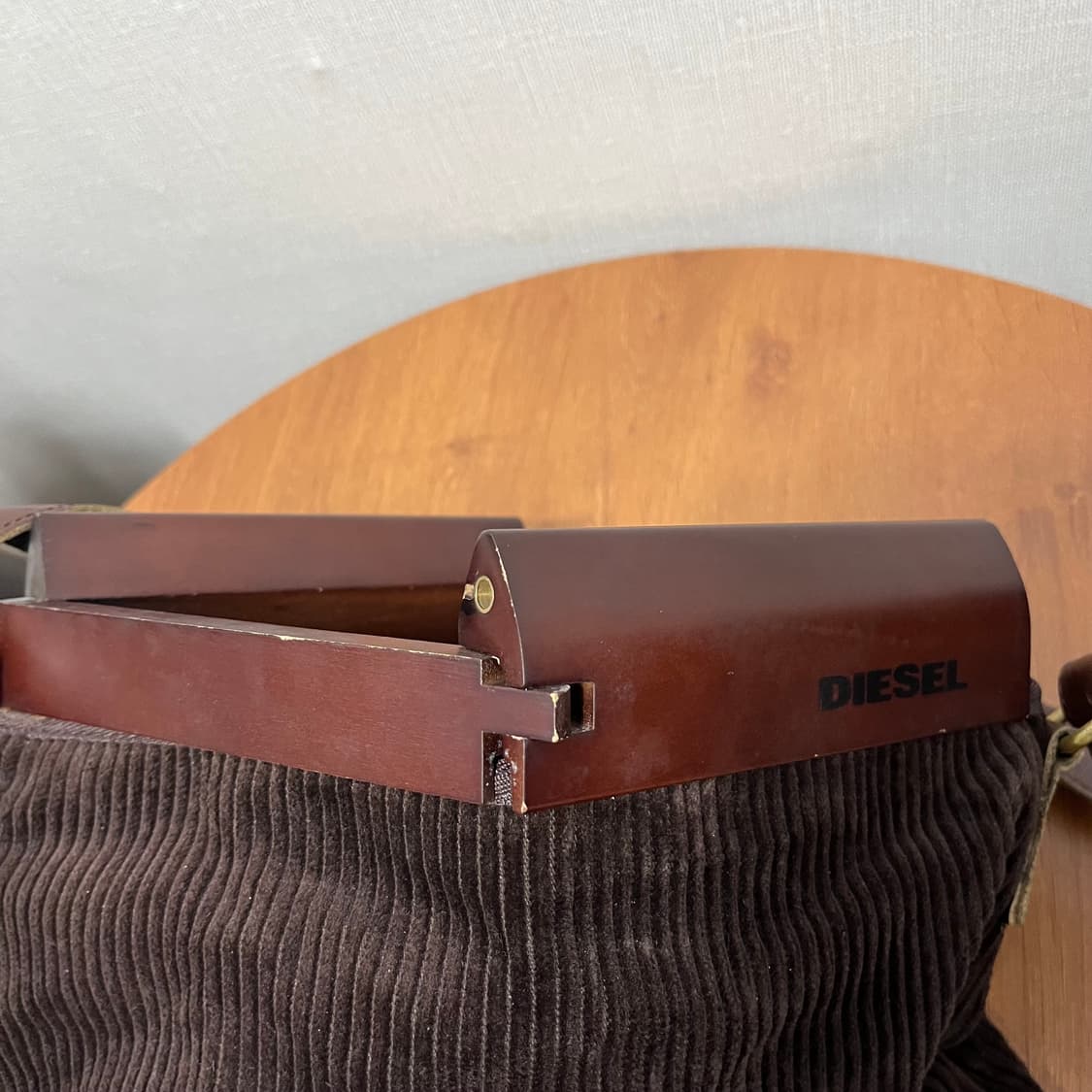 디젤 코듀로이 & 우드 숄더백 상품이미지2