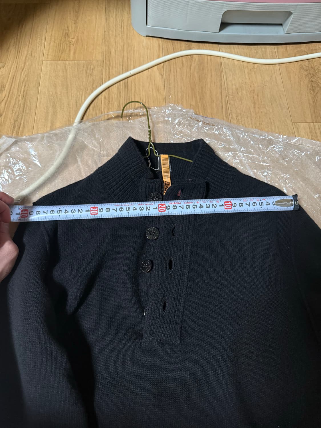 스톤아일랜드 반진업니트 540A3 하이 넥 하프 버튼 램스울 니트 블랙 상품이미지4