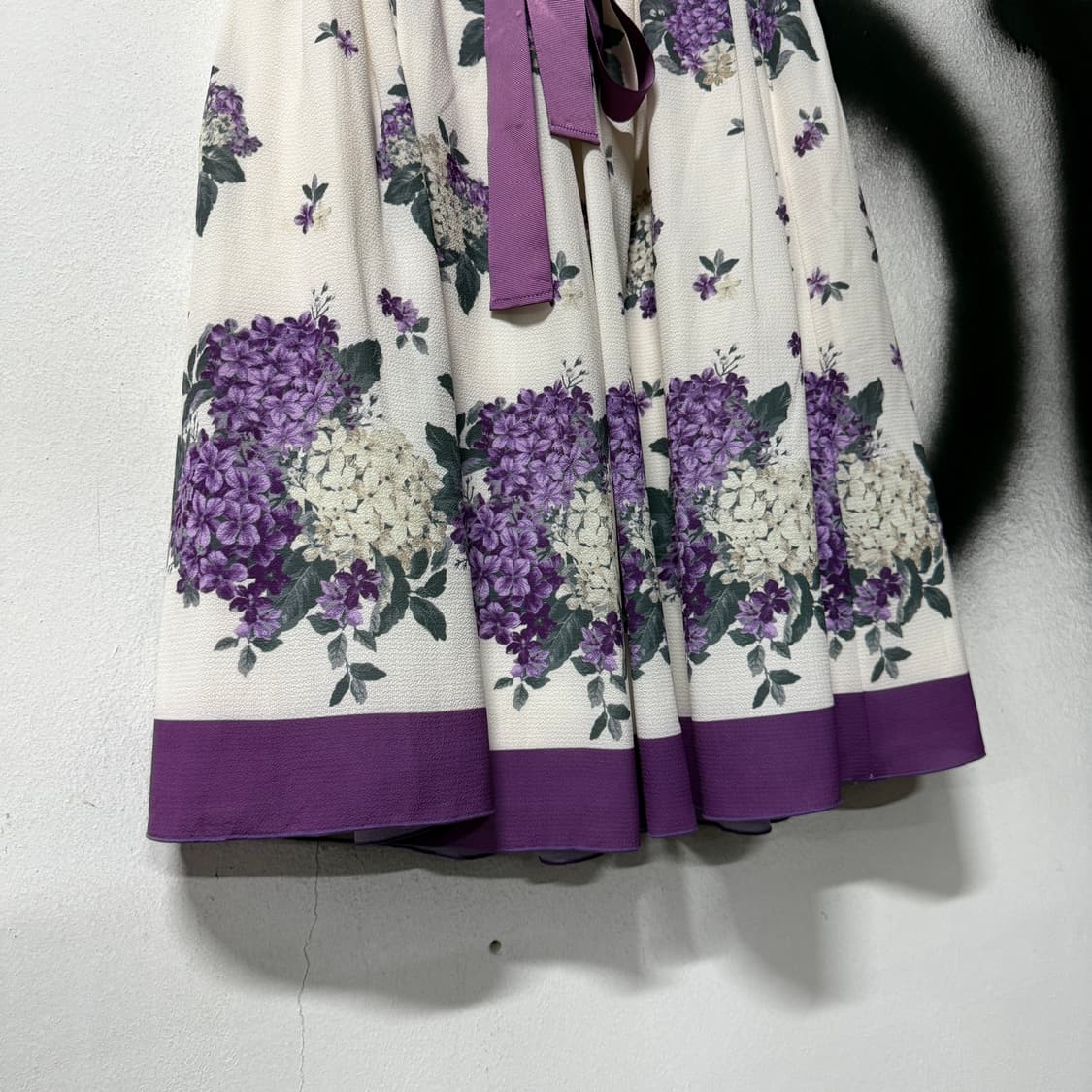 액시즈팜 새틴 플라워 프린팅 뒷 밴딩 플레어 미디 스커트 상품이미지4