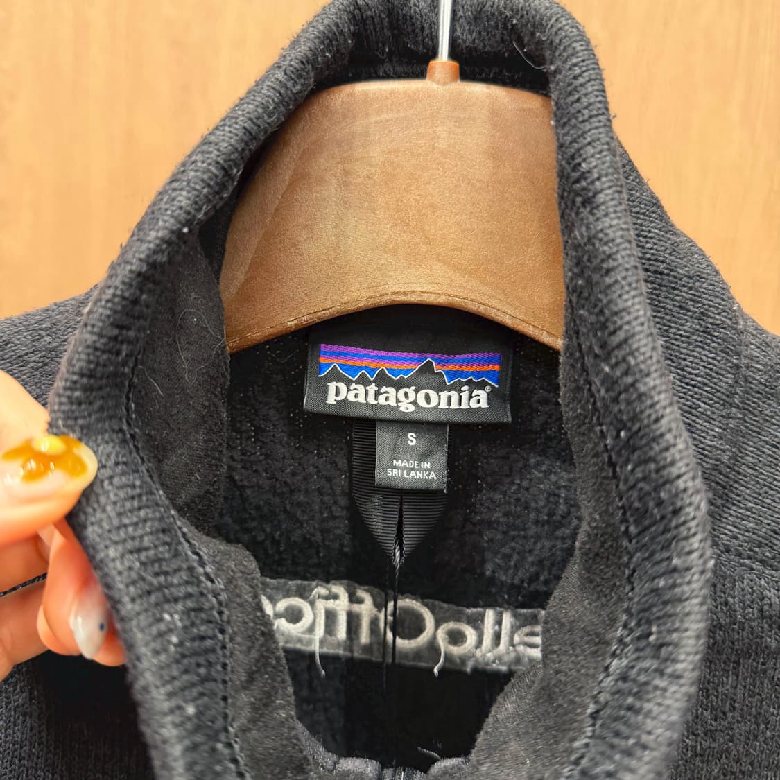 파타고니아 하이넥 집업 플리스 자켓 헬로 오피스 로고 자수 디테일 블랙 상품이미지7