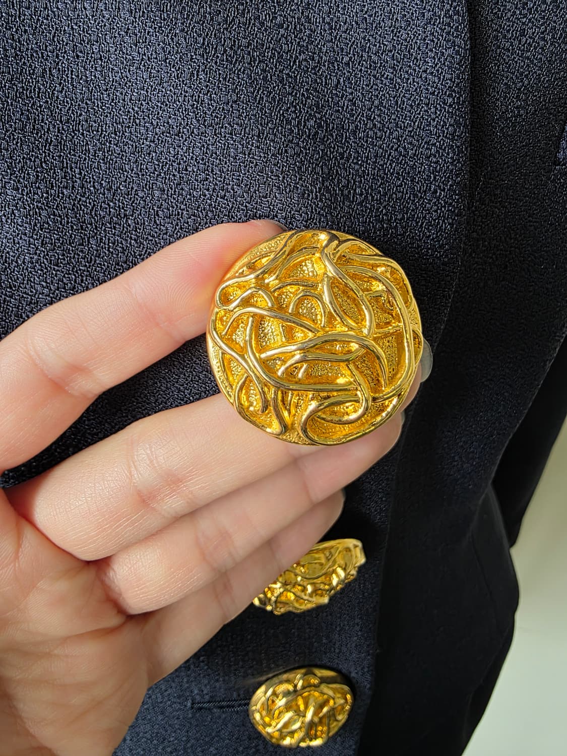 네이비 새틴 포인트 볼드 금장 단추 셋업 상품이미지4