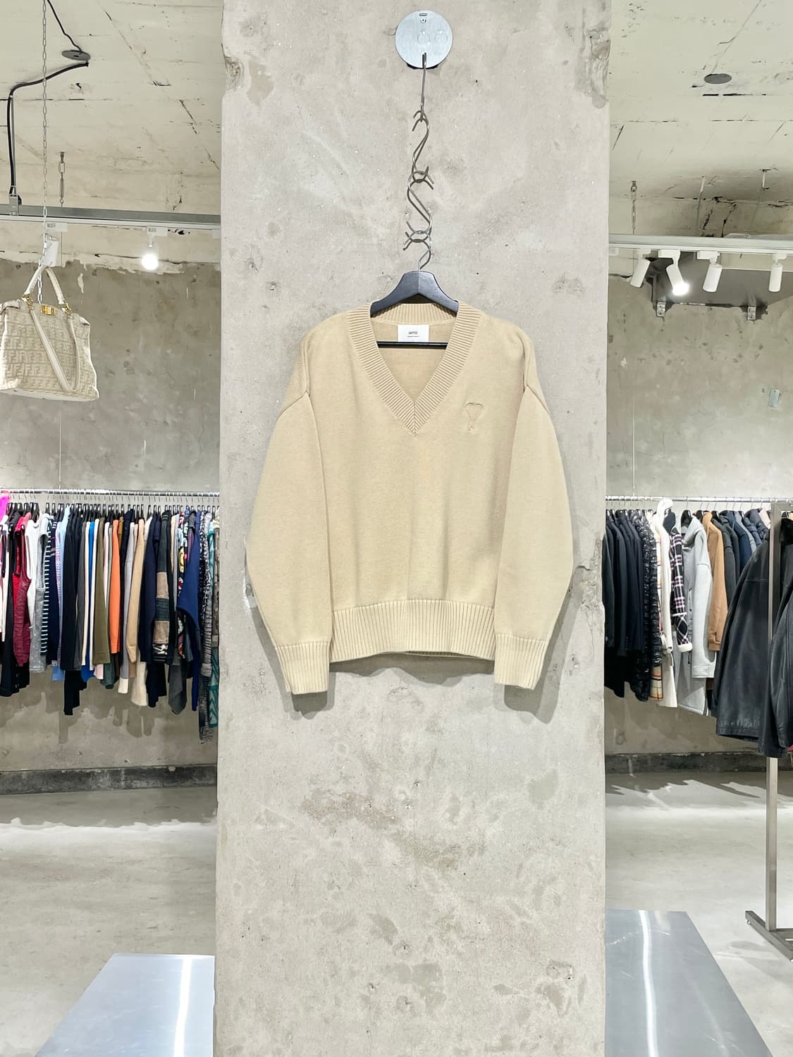 아미 베이지 하트 로고 V넥 스웨터 상품이미지1