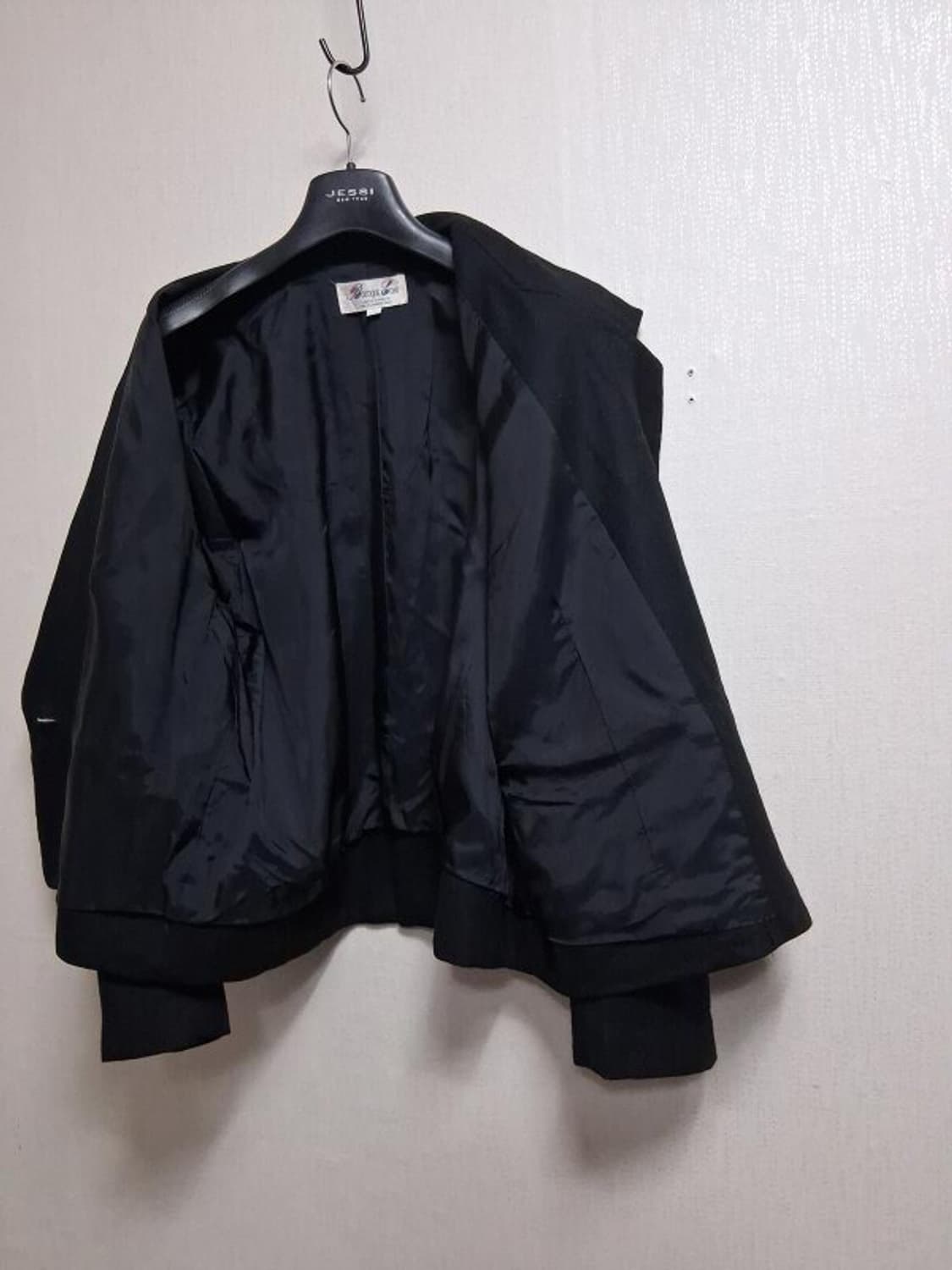 부티크 에코 가오리핏 숏자켓 77사이즈입니다. 검정색상에 순모 울 모직  상품이미지5