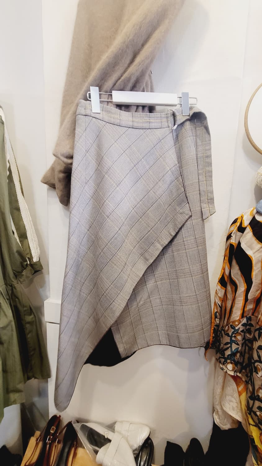 데코 포근울 케이프 가디건. 보브 언발체크스커트 상품이미지2