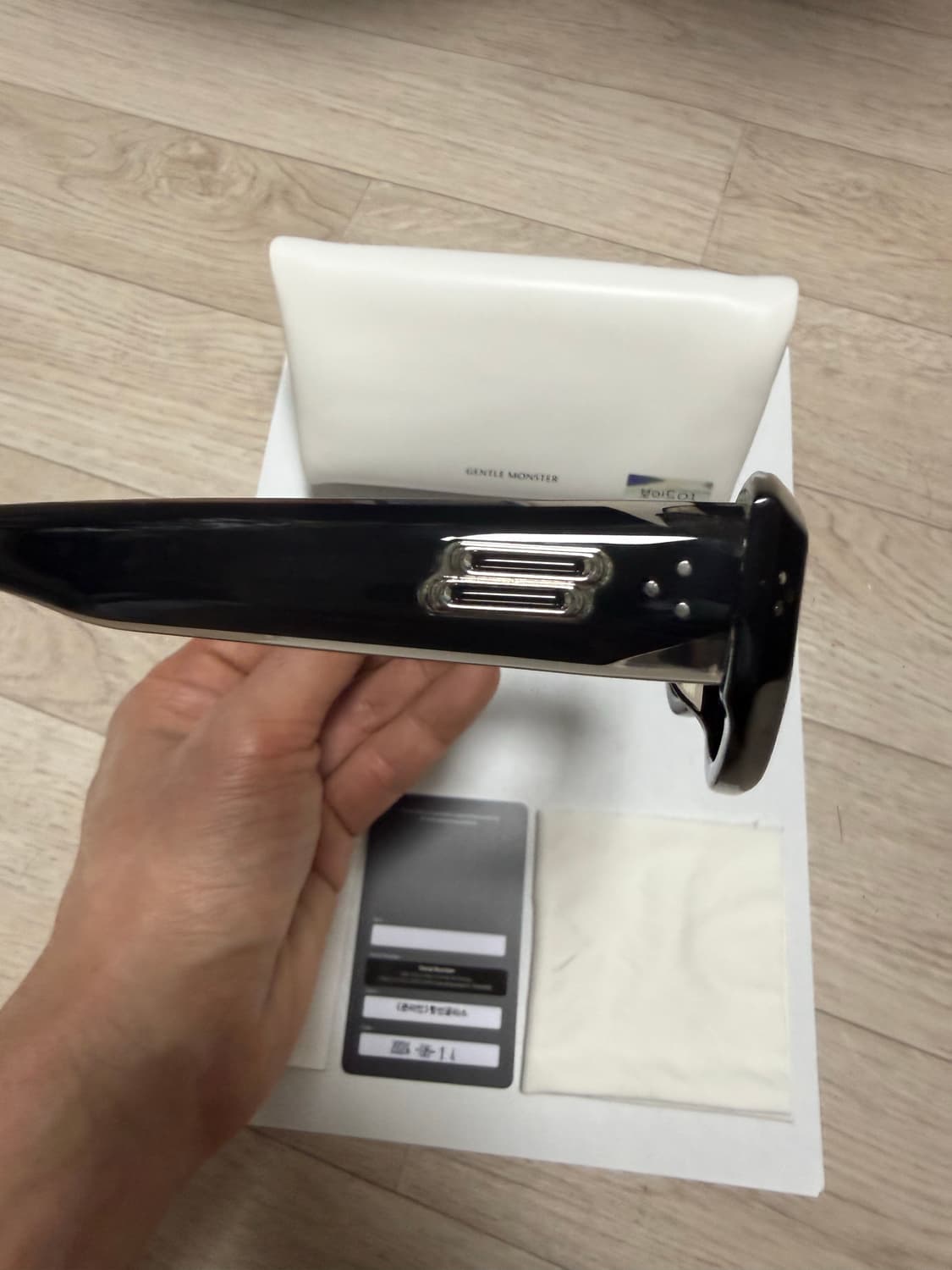 젠틀몬스터 보이드(01)팝니다. 상품이미지3