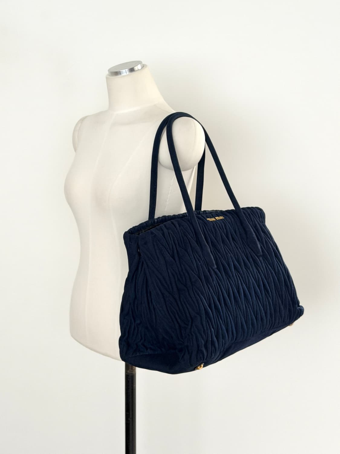 미우미우 마틀라쎄 데님 쇼퍼백 상품이미지1