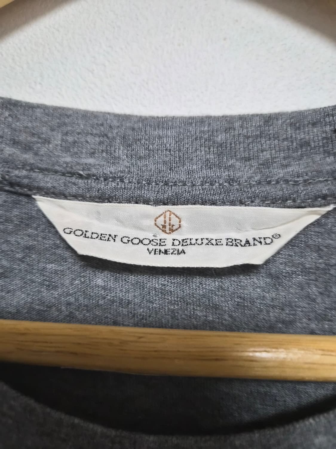 골든구스GoldenGoose 레터링 그레이 티셔츠  - T130 상품이미지4