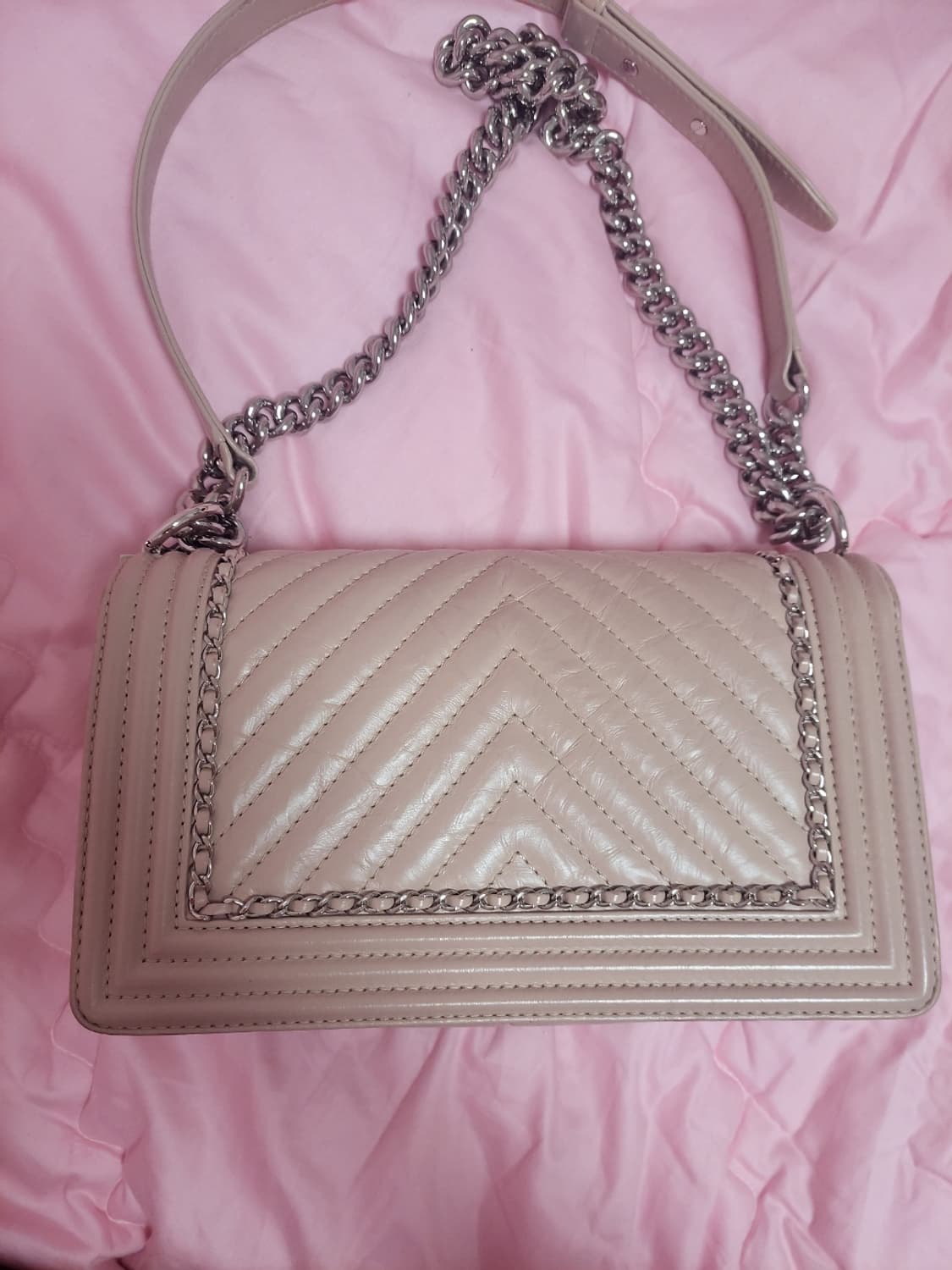 정품)급처상태좋음!샤넬 핑크 플랩 쉐브론V 보이백 미듐 가방 숄더크로스백 상품이미지5