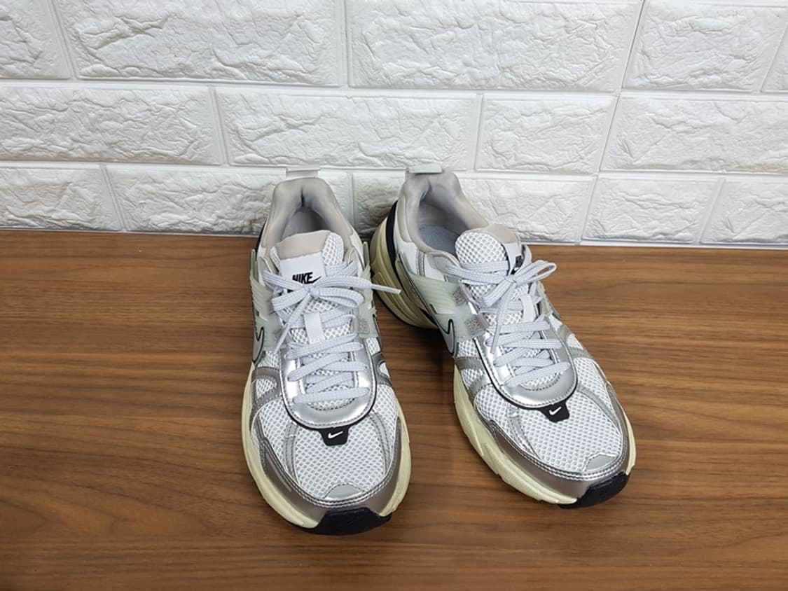 나이키 운동화 성250(V2K 런 서밋 화이트 메탈릭실버)FD0736-1 상품이미지1