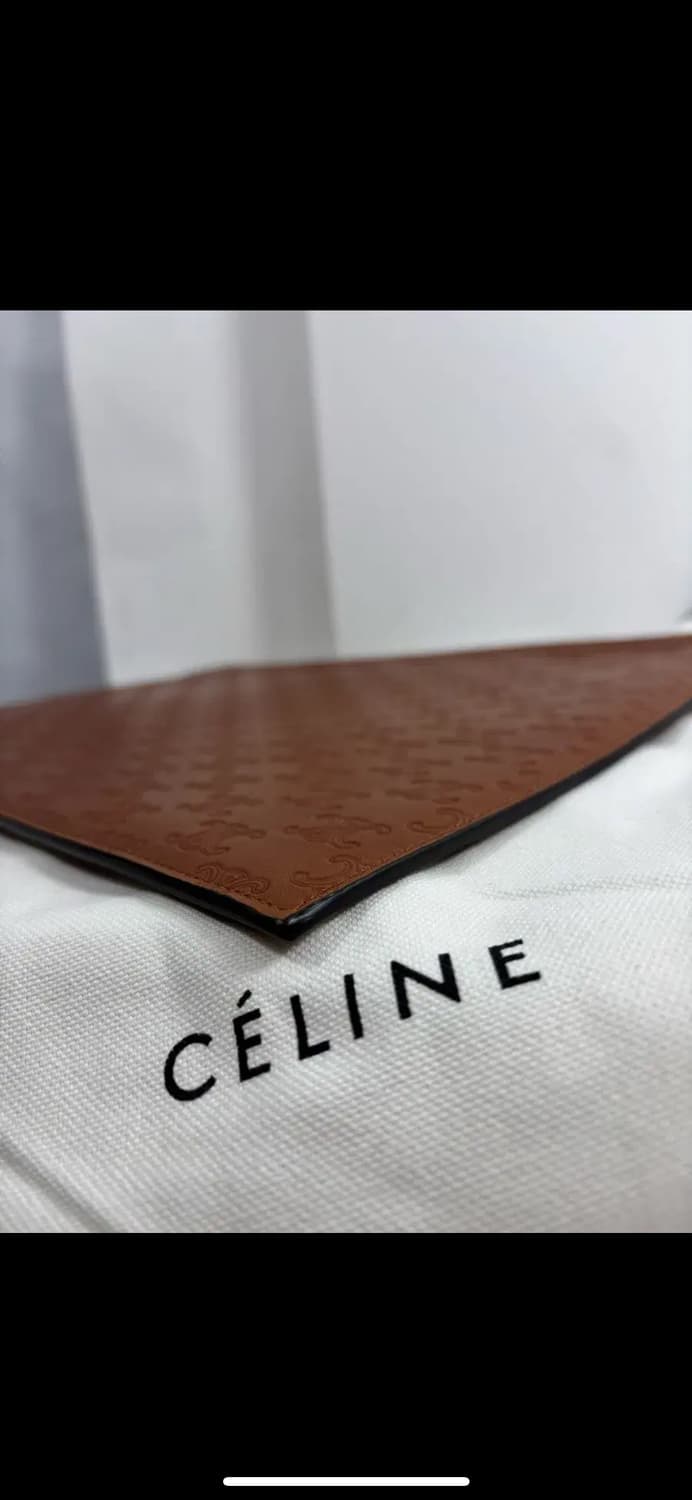 (새상품)셀린느 로고 트리옹프 클러치 카프스킨 탄 라지 상품이미지3