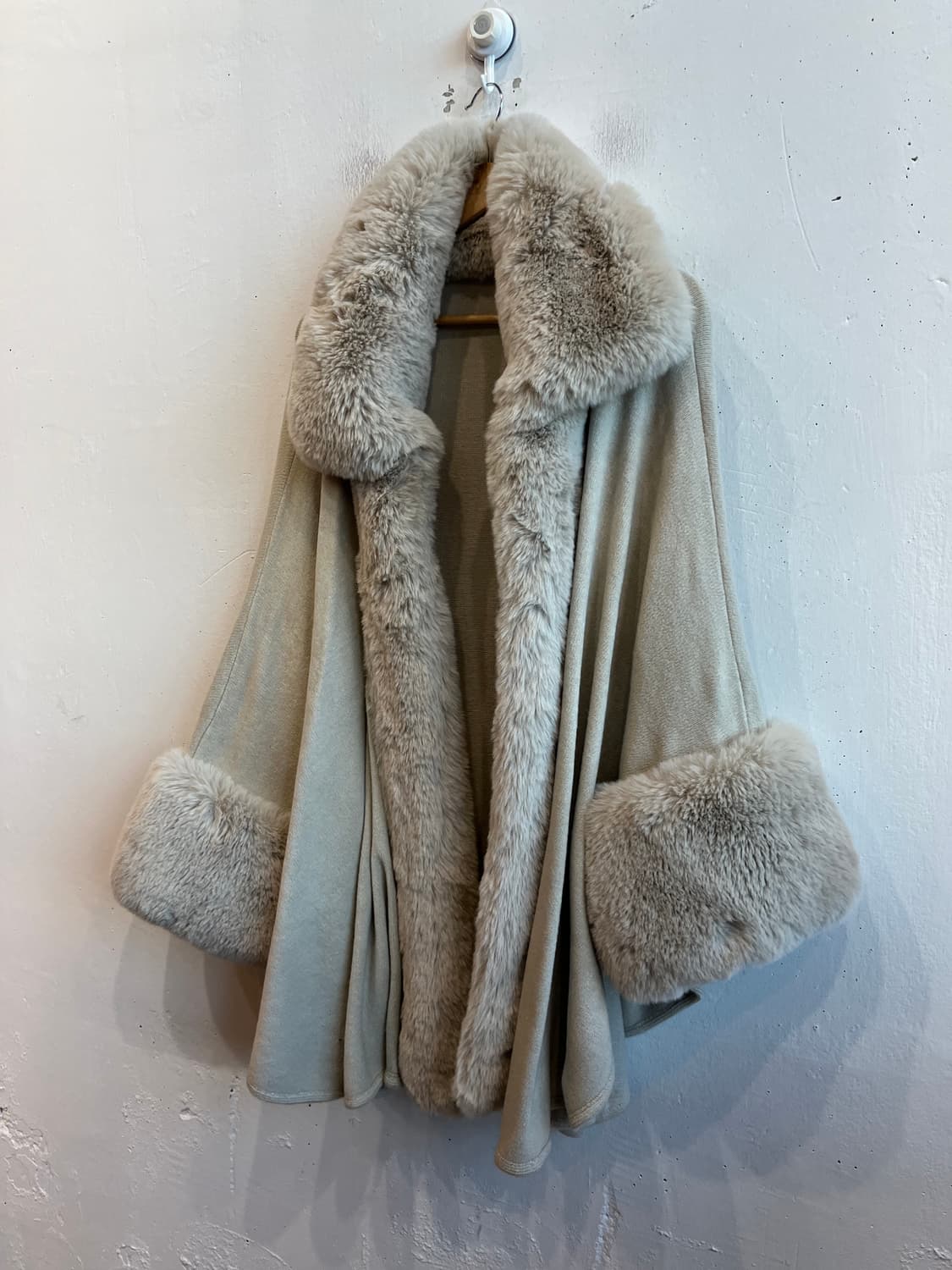 HARRY ANN 레빗퍼 트리밍 케이프 상품이미지1