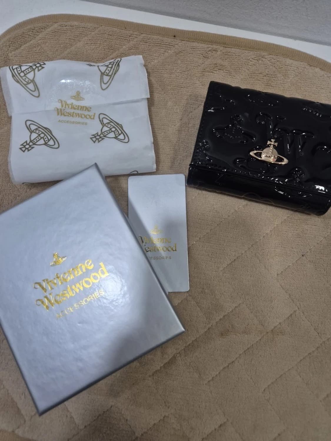 비비안 웨스트우드 미니 트라이폴드 에나멜 지갑 3단 (동전·카드 수납) 상품이미지1