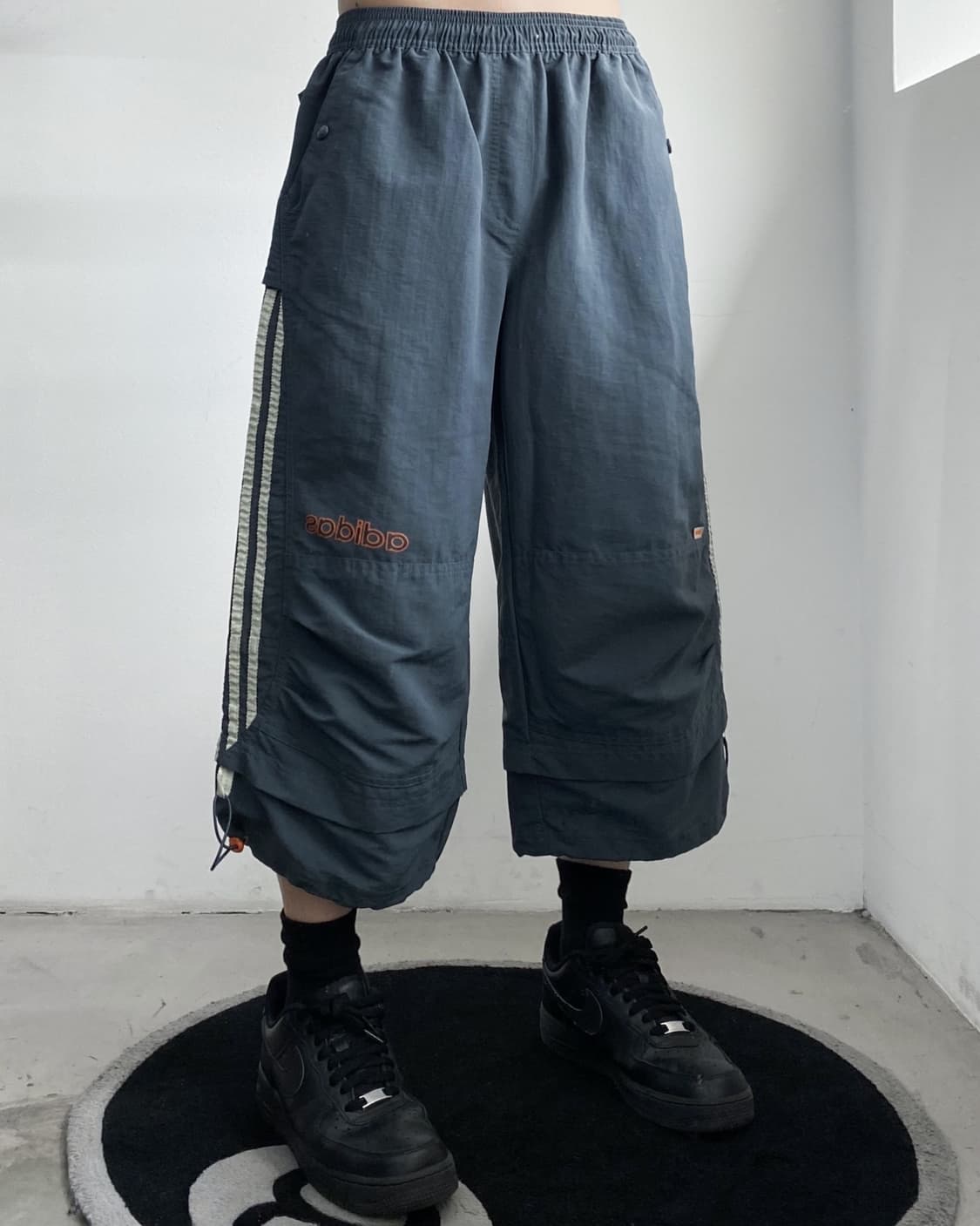 아디다스 Y2K 3스트립 더블니 우븐 카프리 팬츠 상품이미지1