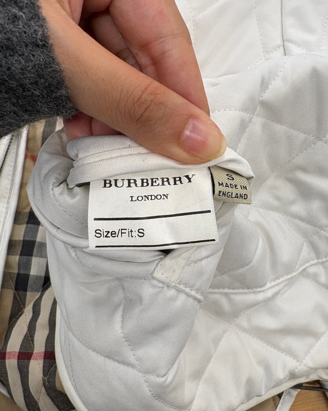 버버리 화이트 하이넥 퀼팅 자켓 상품이미지9