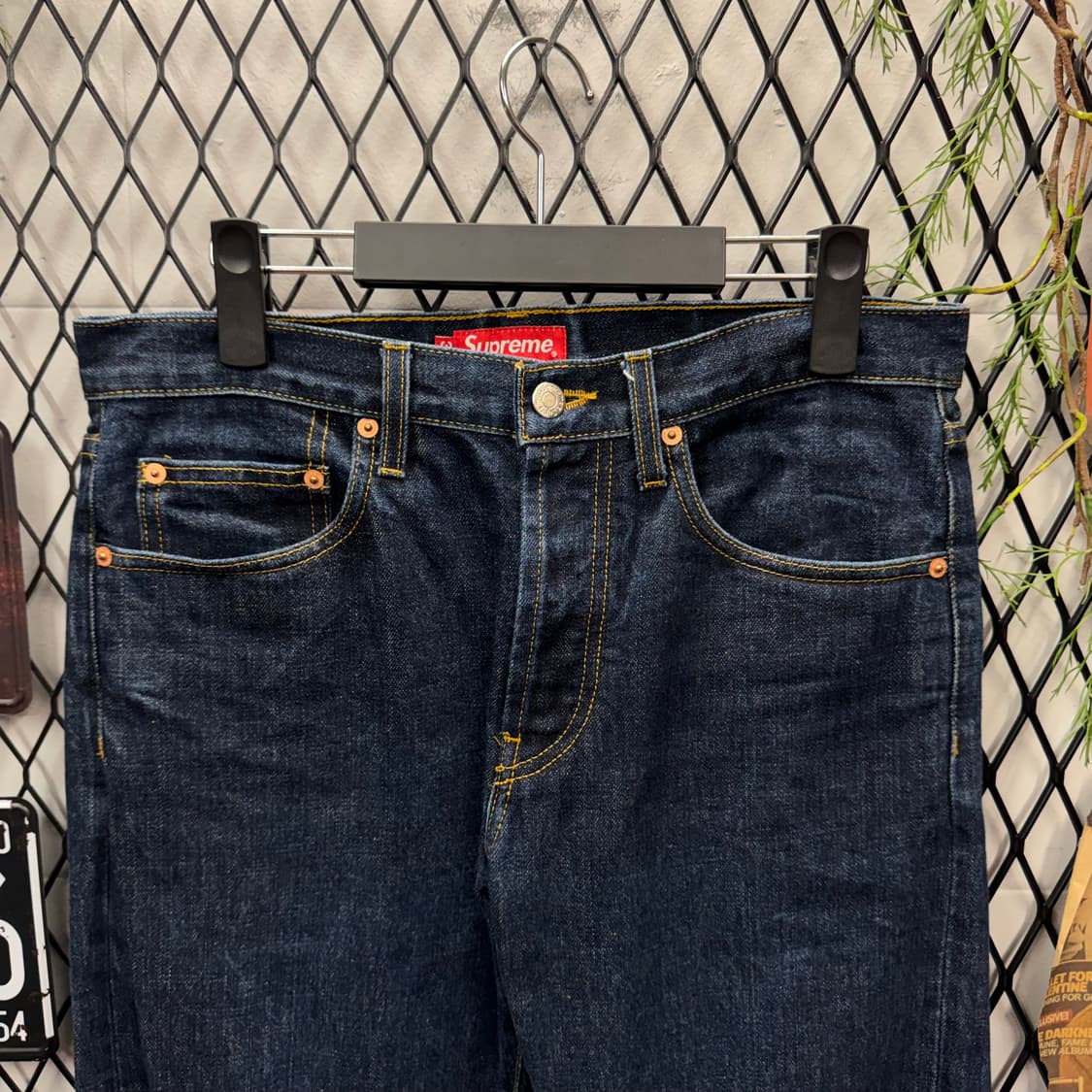 슈프림 리지드 슬림 셀비지 데님 팬츠 후면 패치 로고 포인트 상품이미지3