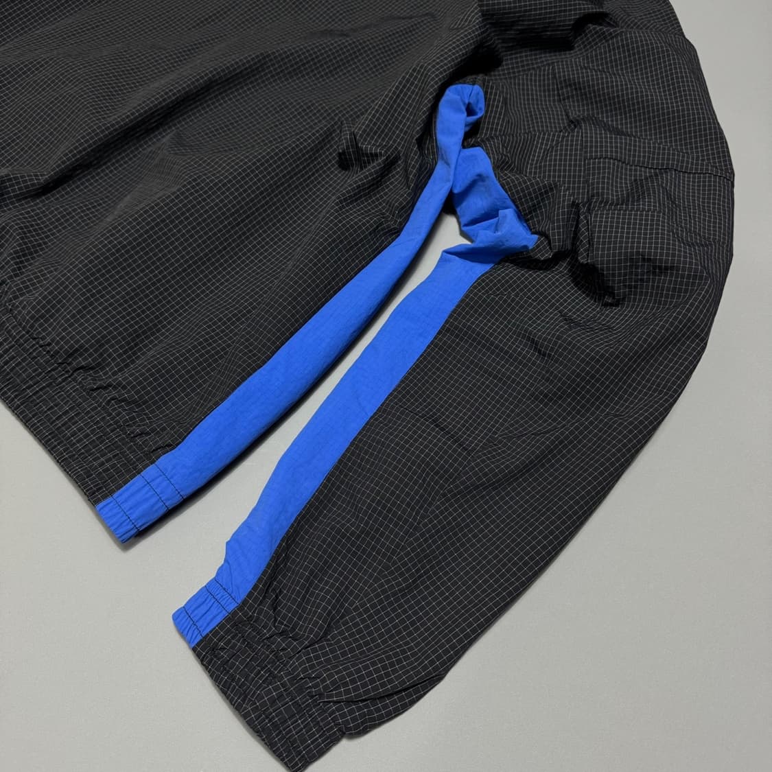 빔즈 x 퓨마 19fw 블랙 블루컬러 립스톱 하이넥 윈드브레이커 상품이미지6