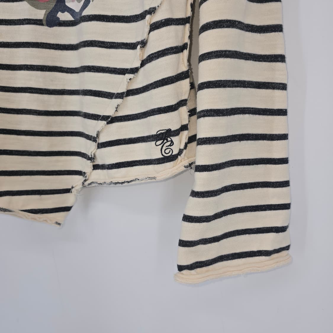 JUICY COUTURE 언발 스트라이프 플라워 크롭 티 (빈티지 무드) 상품이미지4