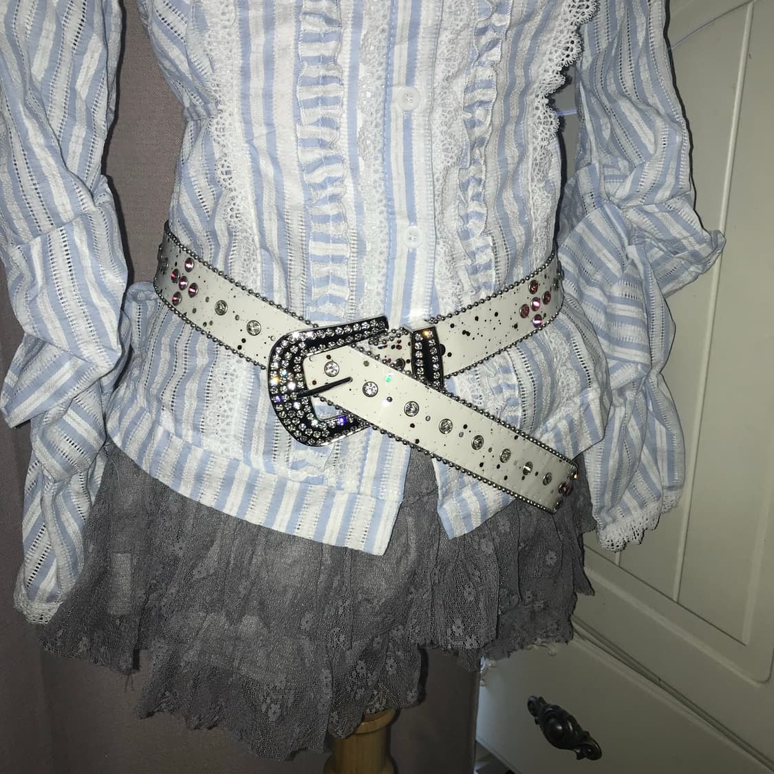 페미닌 블루 스트라이프 프릴 블라우스 + 벨트 코디 상품이미지7