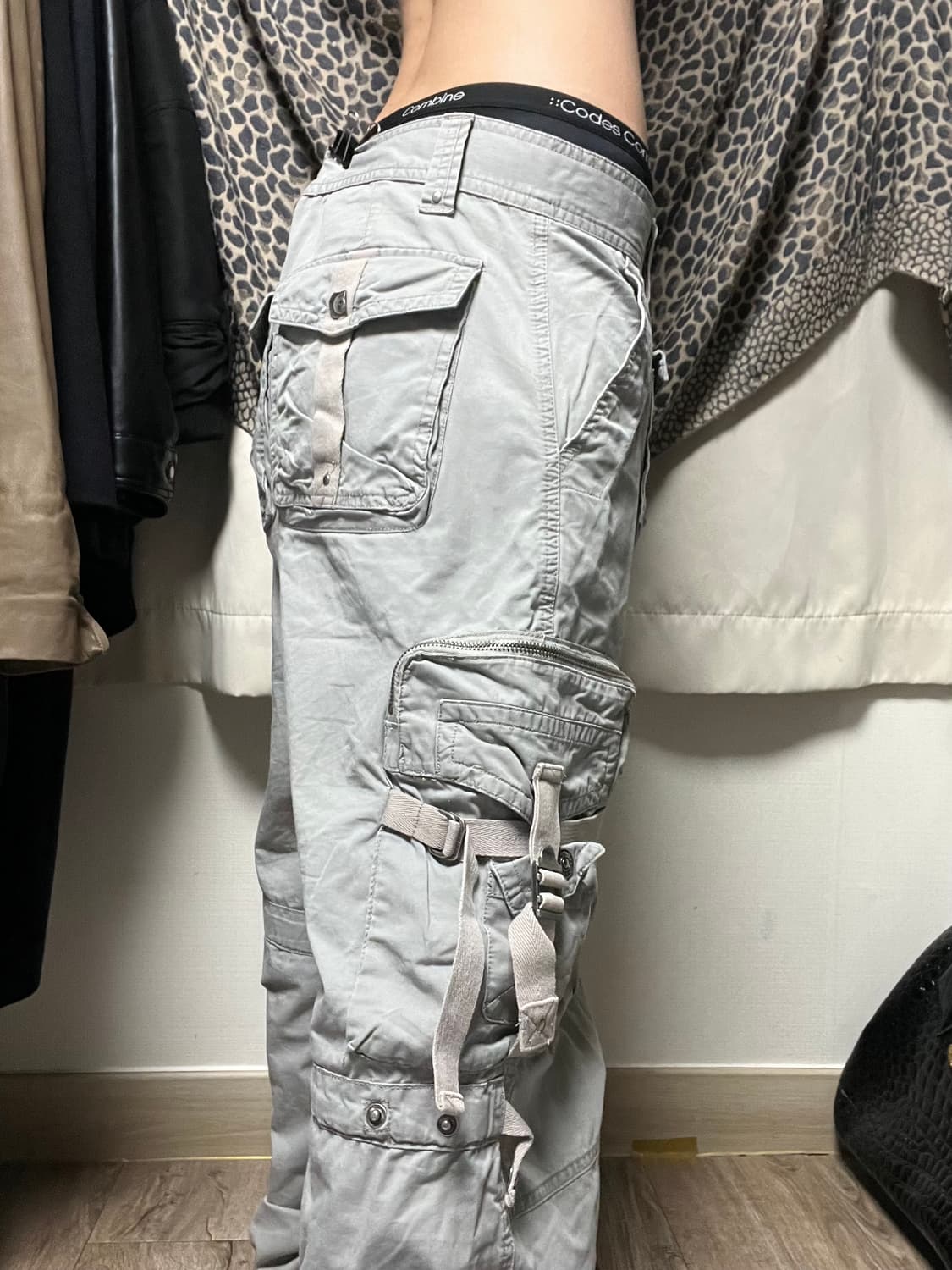 빅포켓 밴딩 디테일 그레이 카고팬츠 상품이미지5