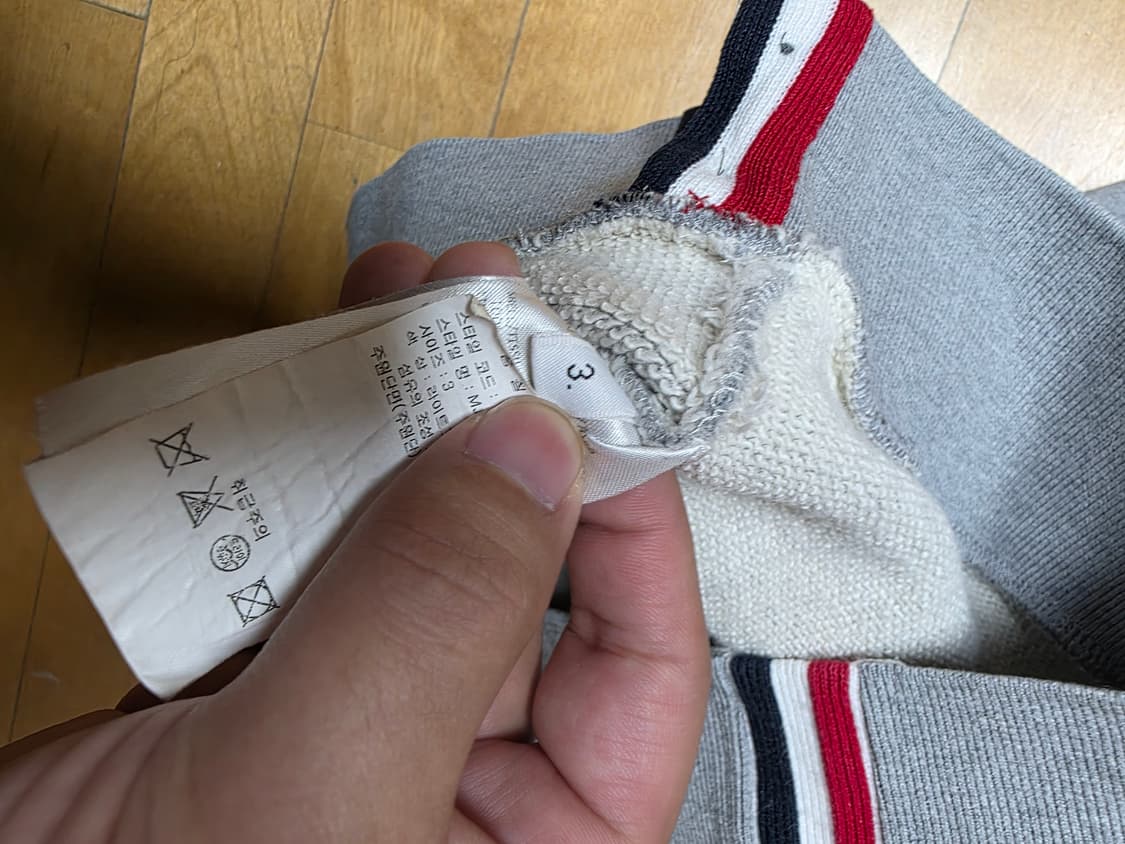 [3]톰브라운 백삼선 맨투맨 그레이 상품이미지6