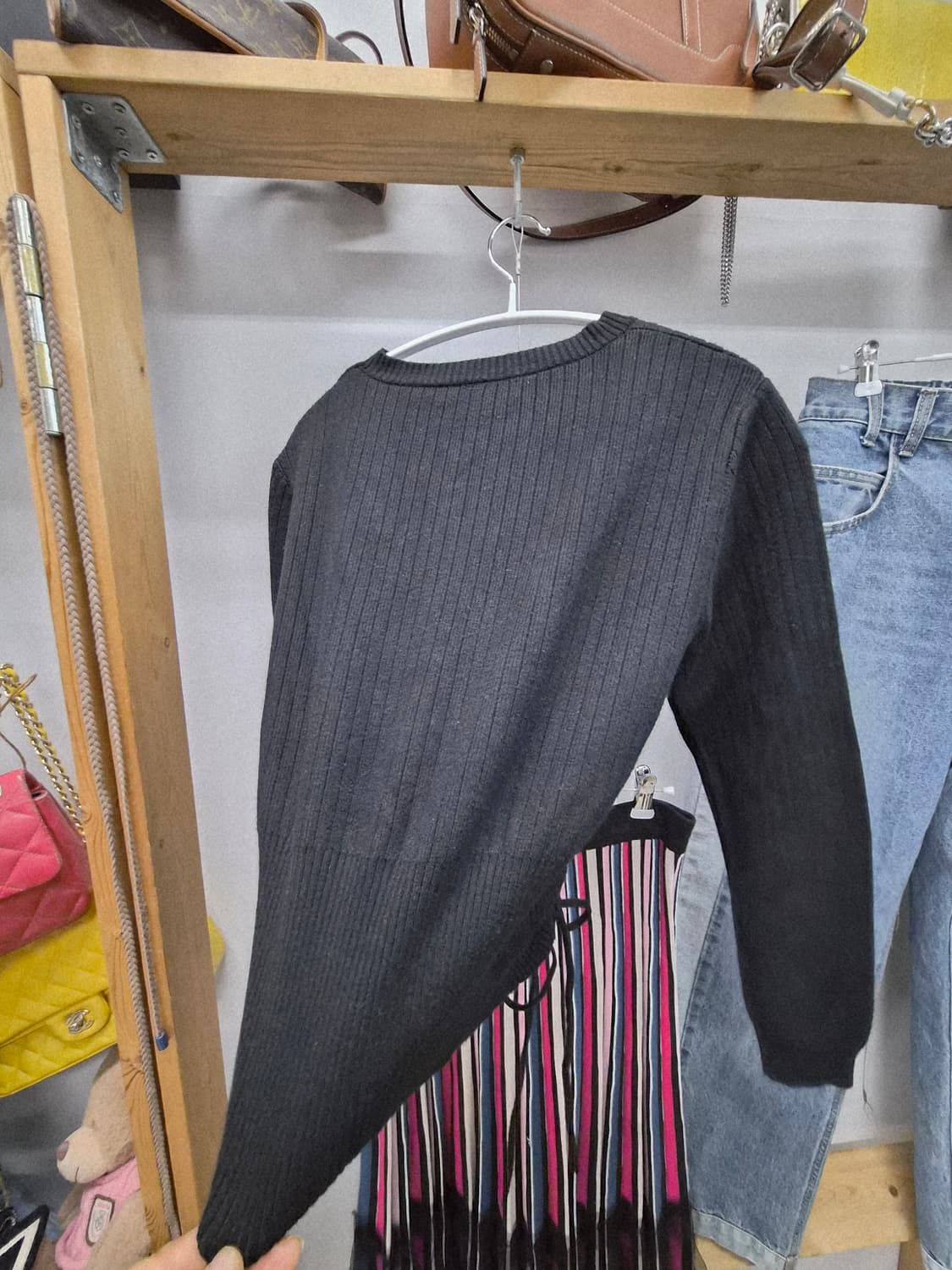 샤틴 사이드 셔링 브이넥 니트.레니본 니트샤스커트 상품이미지5