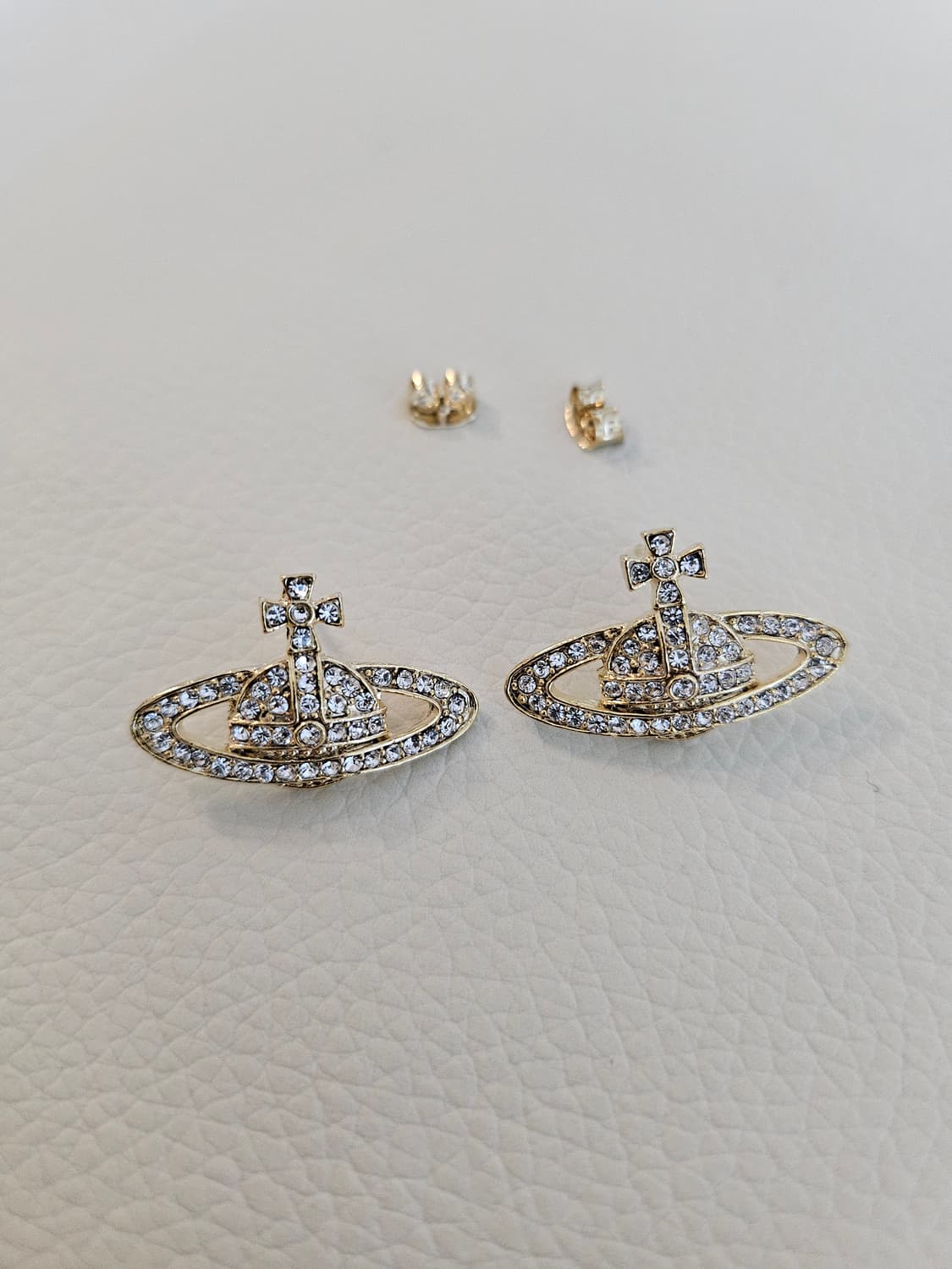 비비안웨스트우드 업사이클링 올큐빅 금장 귀걸이 상품이미지2