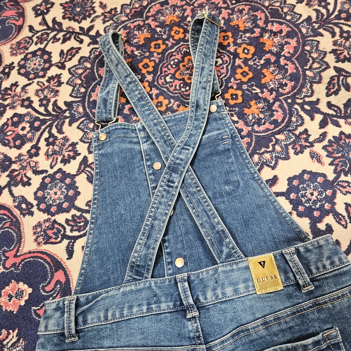 게스(GUESS) 골든 버튼 데님 멜빵 반바지 상품이미지7