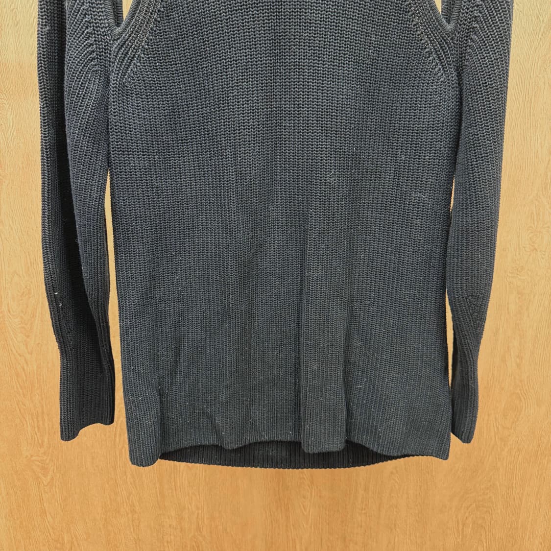 코스 롱 슬리브 골지 니트 컷아웃 오픈 슬리브 리브 커프 디테일 블랙 상품이미지5