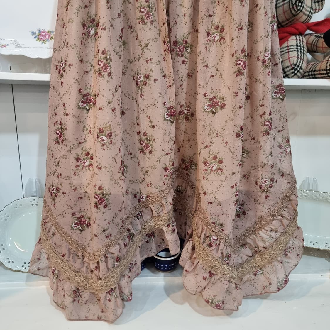 엑시즈팜(axes femme) 로즈 플라워 셔링 스모크 오프숄더 원피스 상품이미지4