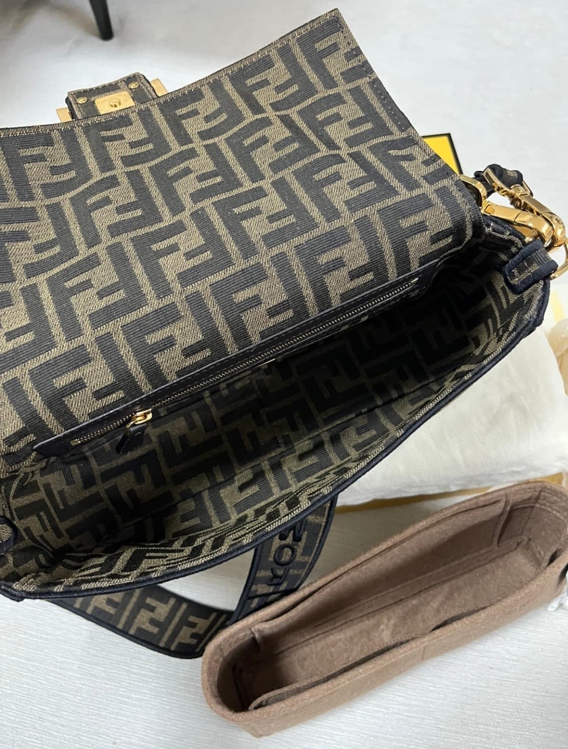 펜디 바게트백 패브릭 미디움사이즈  상품이미지5