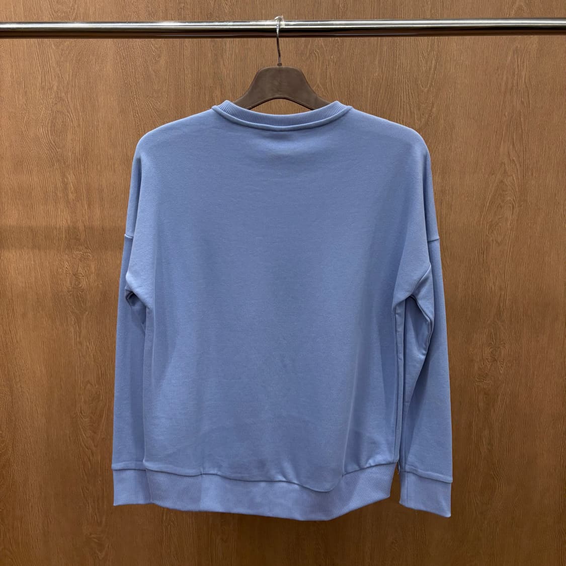 아르마니 익스체인지 맨투맨 시그니처 로고 자수 하이 로우 디테일 블루 상품이미지3