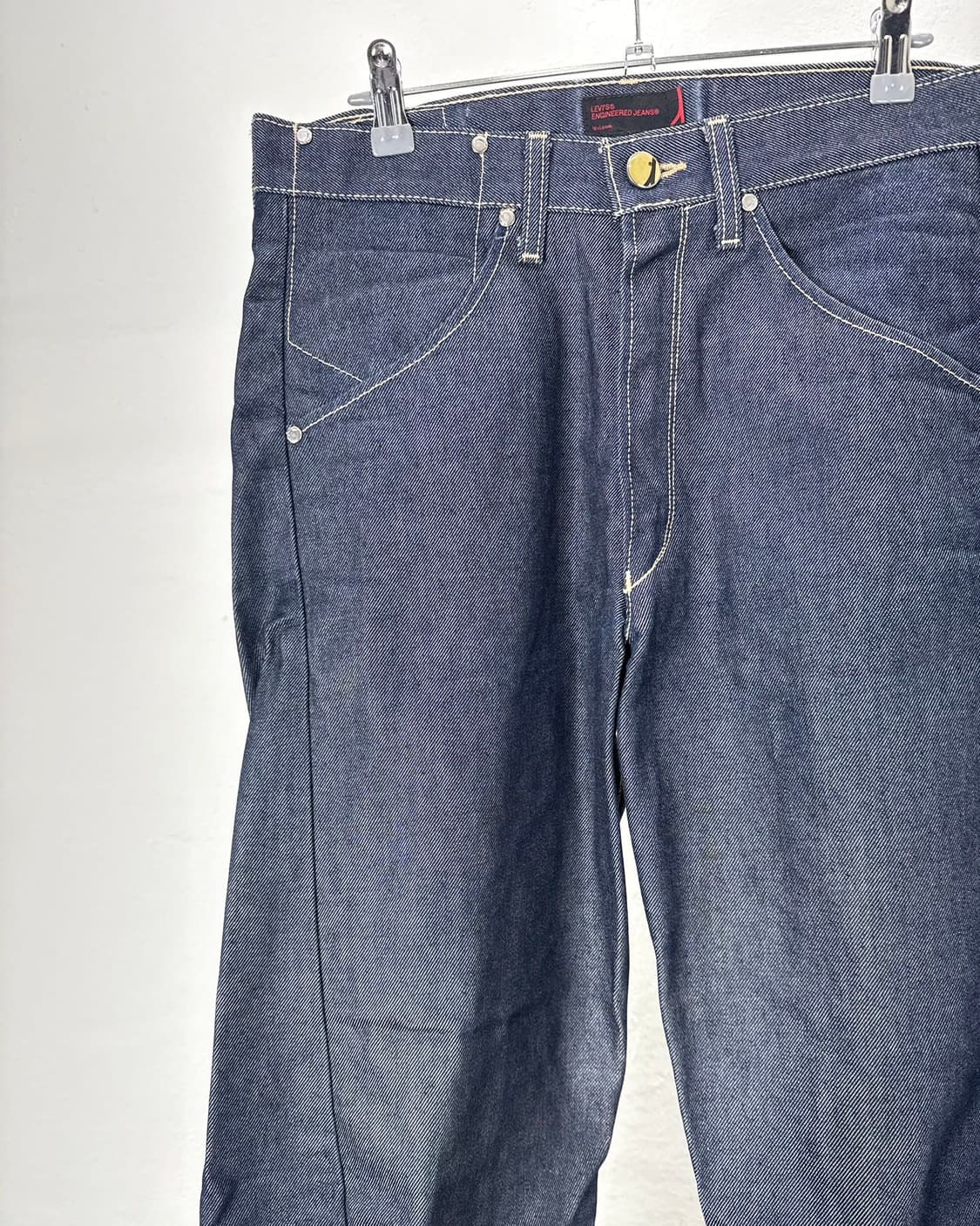 리바이스 엔지니어드 00s 레그 트위스트 데님 팬츠 상품이미지2