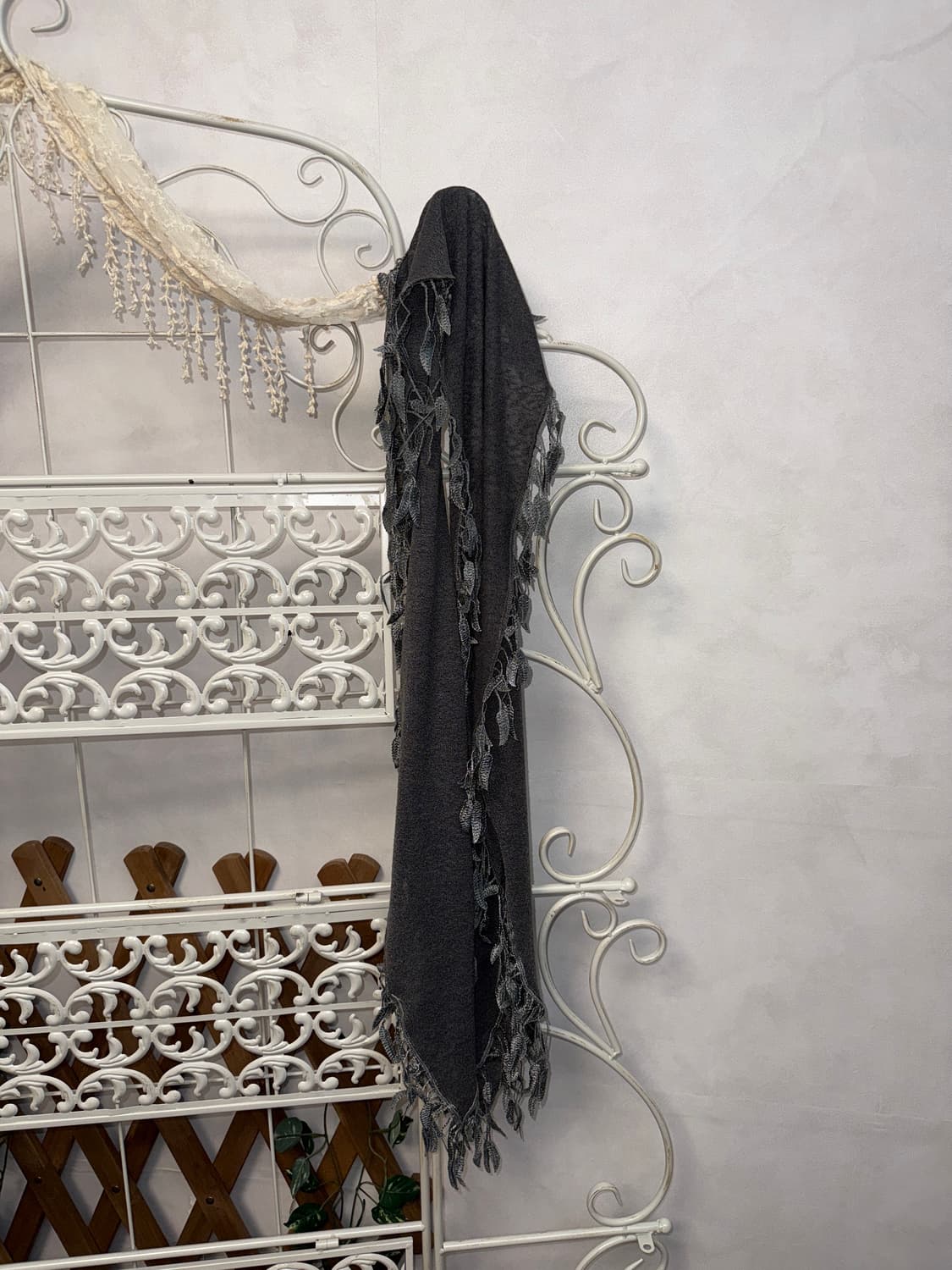 Charcoal grunge leaves scarf 상품이미지2